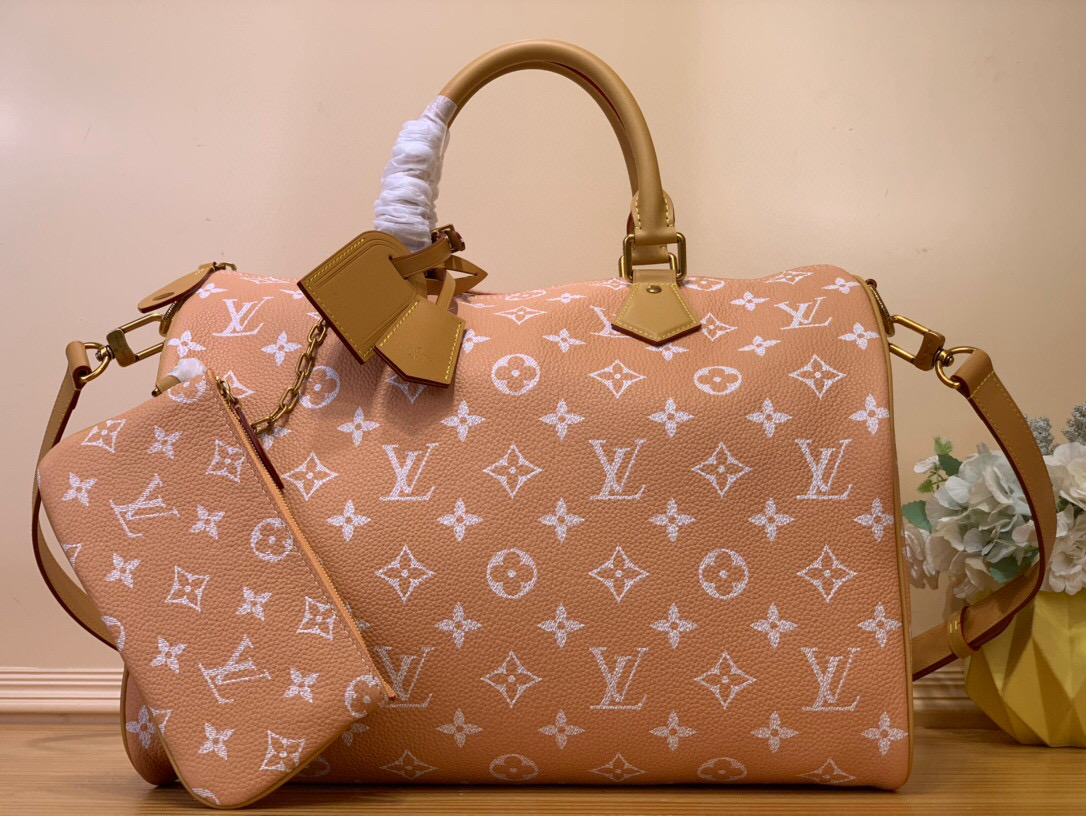 NO:620470,Top original item [Speedy Bandoulière 40] m13919 Peach color Speedy Bandoulière 40 bag is one of the star looks of Pharrell Williams in the spring and summer show this year. It is made of calfskin with Monogram pattern print. Combining practicality and exquisite details, the interior is lined with lambskin, has many pockets and a removable leather pouch. The handle and removable strap provide carrying options. Dimensions 40 x 26 x  23cm 130121550,,cowhide,sheepskin19860909顶级原单【Speedy  Bandoulière 40】 m13919 桃子色 Speedy  Bandoulière 40包是Pharrell Williams 在年春夏秀上的明星造型之一,由小牛皮制成,带有Monogram图案印花.结合了实用性和精致的细节,内部衬里是小羊皮,有许多口袋和一个可拆卸的皮革小袋.手柄和可拆卸的带子提供了携带选项. 尺寸40 x 26 x 23厘米 130121550,,cowhide,sheepskin,Bag