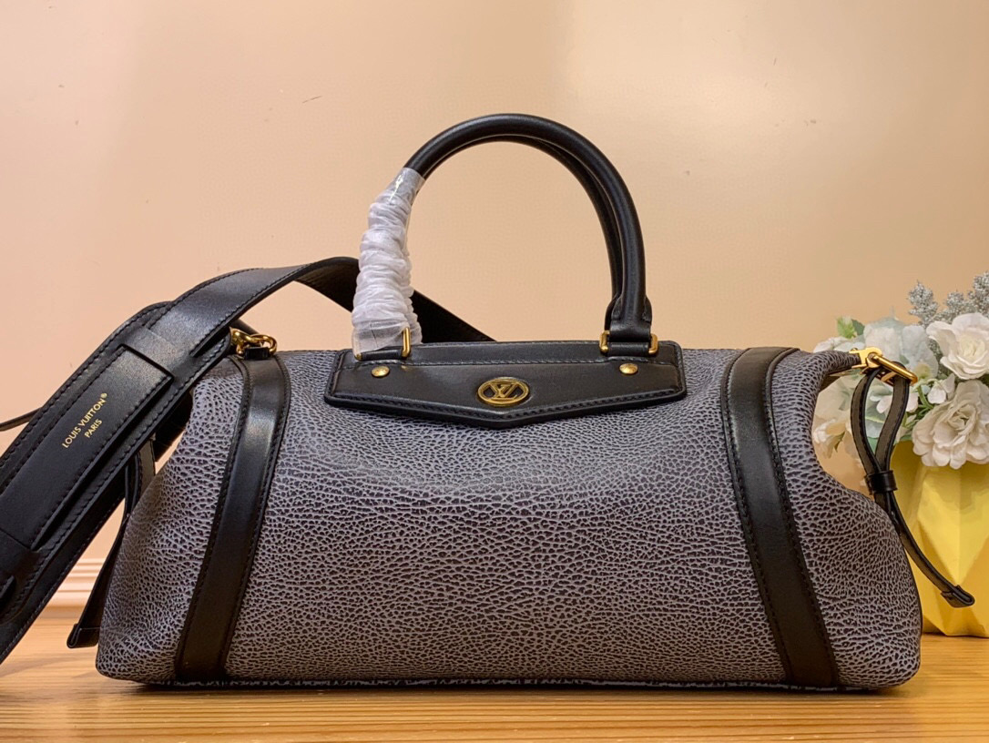 NO:551700,Top original order [LV Biker Medium Handbag] Motorcycle bag M14702 gray blue M14700 black uses brand pixel effect sheep leather to interpret the spirit of unrestrained adventure. The V-shaped contrasting leather patch pops out with the LV Circle Sj logo, the side straps can be freely retracted, and the comfortable leather shoulder strap is easy to carry on the shoulder or cross-body. Dimensions 38 x 15 x 15 cm (length x height x width) 96121050,, louis  vuitton,sheepskin19860909顶级原单【LV Biker中号手袋】 机车包 M14702灰蓝色 M14700黑色以品牌像素效果羊皮革演绎无拘逍遥的冒险精神.V形撞色皮革饰片跃现LV Circle Sj标识,侧带实现自如收放,舒适皮革肩带方便肩背或斜挎. 尺寸 38 x 15 x15厘米(长度x高x宽) 96121050,,louis vuitton,sheepskin,Bag