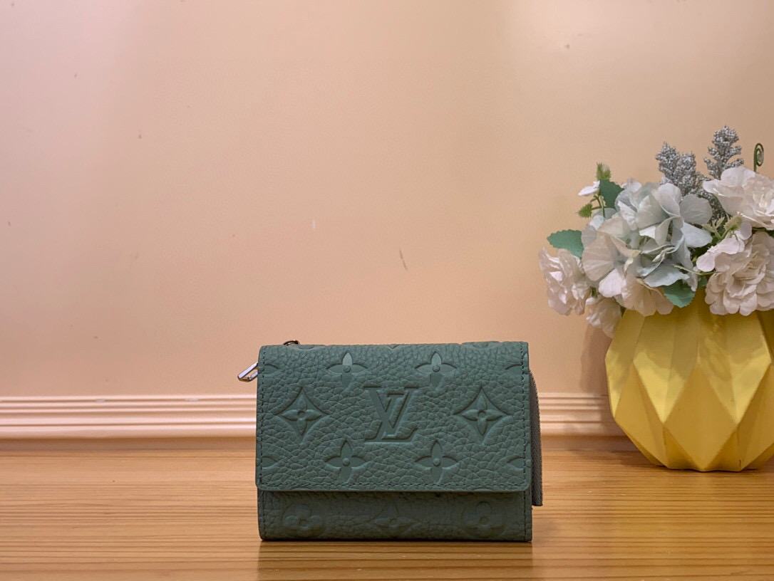NO:621146,Top original item M14143 mint green full leather tri-fold wallet ortfolio ilot Ld wallet 'ortefeuille ilot' made of full-grain triangular leather with random embossing of Monocque pattern. The front flap corner is chamfered and a zippered compartment is a small wallet. Although it has sufficient storage capacity, the size that can fit pockets and small bags neatly is also attractive. Size 11 x 8.5 x 2  cm.2613035,,tom ford,wallets19860909顶级原单M14143薄荷绿 全皮三折钱包 ortfolio ilot Ld钱夹 用莫诺克图案随意压花的全粒度三角皮革制作的“ortefeuille ilot”.前面的翻盖角落有斜切,拉链开合式隔间的小钱包.虽然有足够的收纳能力,但是口袋和小包也能整齐地放进去的尺寸也很有魅力.尺寸11 x 8.5 x 2 cm.2613035,,tom ford,wallets,Bag