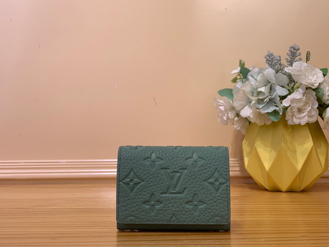 NO:621142,Top original order M13891 mint green full leather business card holder wallet LV Ski Ld series business card holder This slender and exquisite Enveloe Carte de Visite business card holder can be easily put into a pocket or bag. Snap button opening and closing design, safe storage of business cards and credit. Size 8 x 1 x 10.5 cm. 1812025,, louis vuitton, cartier, wallets19860909顶级原单M13891薄荷绿全皮名片夹钱包 LV Ski Ld系列名片夹 此款修长而精致的Enveloe Carte de Visite名片夹可轻松放入口袋或包袋中.摁扣开合设计,安然存放名片与信用.尺寸8 x 1 x 10.5 厘米.1812025,,louis vuitton,cartier,wallets,Bag