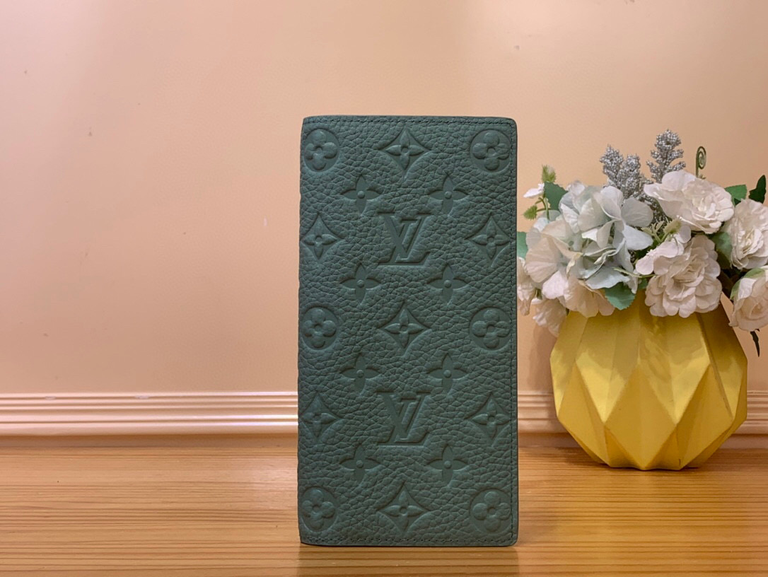 NO:621156,Top original M14251 mint green full leather suit clip BRAZZA Ld wallet. It is made of soft Taurillon leather with Monogram pattern embossed. It has various card slots, pockets and a large zippered coin compartment. It has ample capacity and can be easily placed in most jacket pockets. Detailed features 10.0x 19.0x 2.0 cm.2313035,,jackets & coats,business suit suit19860909顶级原单M14251薄荷绿 全皮西装夹 BRAZZA Ld钱夹 为柔软 Taurillon 皮革压印 Monogram 图案,内设各式卡位、口袋及大号拉链零钱隔层,成就充裕容量的同时亦可轻松置于多数夹克口袋.详细特征10.0x 19.0x 2.0 cm.2313035,,jackets & coats,business suit,Bag