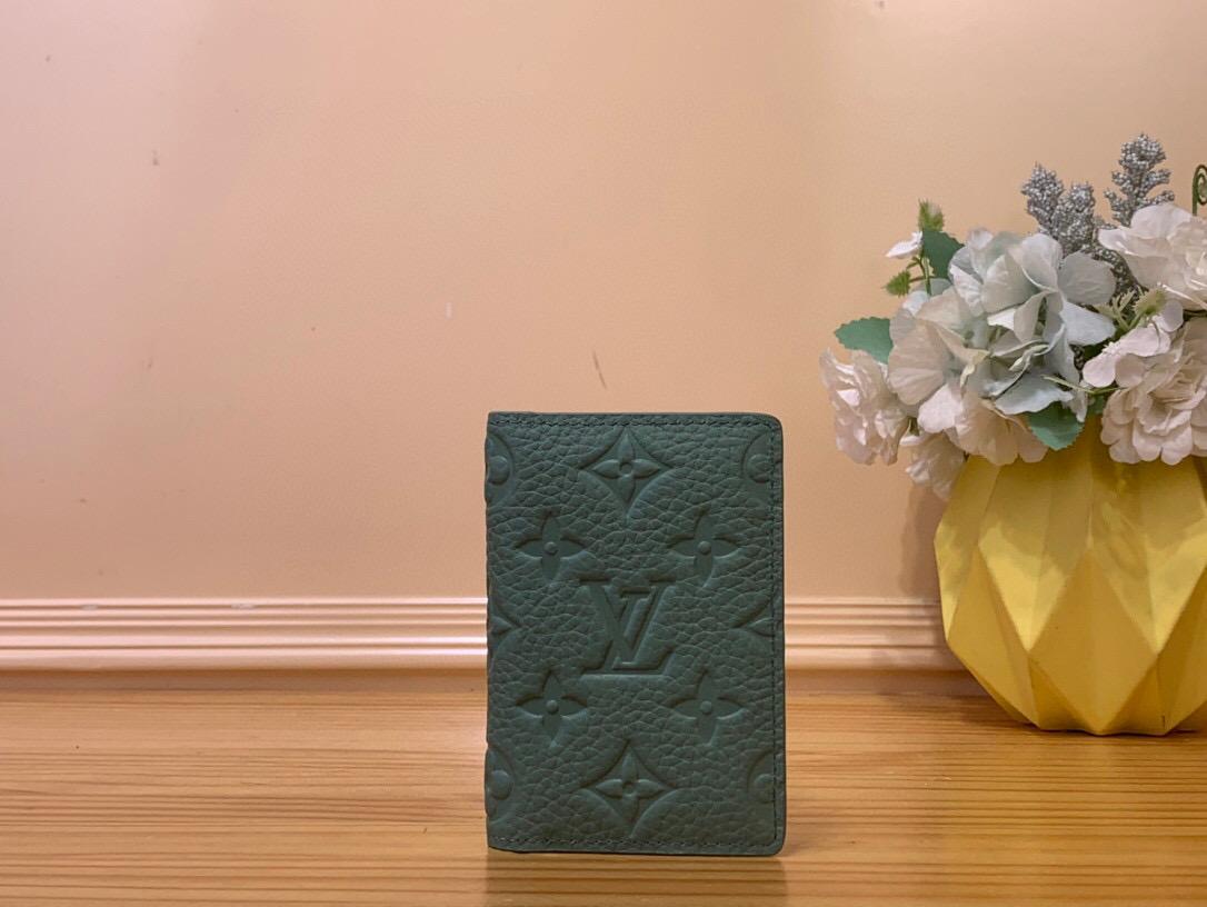 NO:621137,Top original order M13973 mint green full pickup bag wallet pocket wallet This pocket wallet is made of Taurillon Ld leather embossed with the classic Monogram pattern. It is small in size but has ample capacity, and contains functional designs such as pockets and card slots. Size 7.5 x 11.0 cm. 1712025,, wallets19860909顶级原单M13973薄荷绿 全皮卡包钱包 口袋钱夹 本款口袋钱夹 为 Taurillon Ld皮革压印经典 Monogram 图案.尺寸小巧却容量充裕,内含口袋和卡位等功能性设计.尺寸7.5 x 11.0 cm.1712025,,wallets,Bag