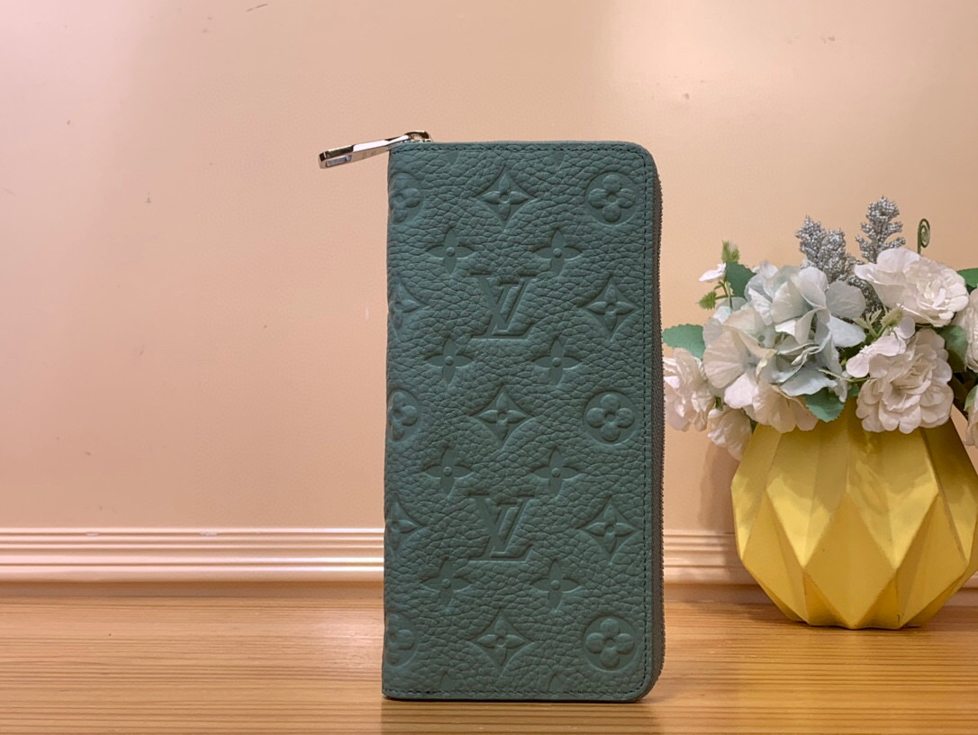 NO:621119,Top original M14141 mint green full leather single zipper wallet Ziy Ld wallet is made of soft Taurillon leather with embossed Monogram pattern. It has various card slots, pockets and a large zipper coin compartment. It has ample capacity and can be easily placed in most jacket pockets. Detailed features 10.0x 19.0x 2.0 cm.2913035,,wallets,jackets & coats19860909顶级原单M14141薄荷绿 全皮单拉链钱包 Ziy Ld钱包 为柔软 Taurillon 皮革压印 Monogram 图案,内设各式卡位、口袋及大号拉链零钱隔层,成就充裕容量的同时亦可轻松置于多数夹克口袋.详细特征10.0x 19.0x 2.0 cm.2913035,,wallets,jackets & coats,Bag