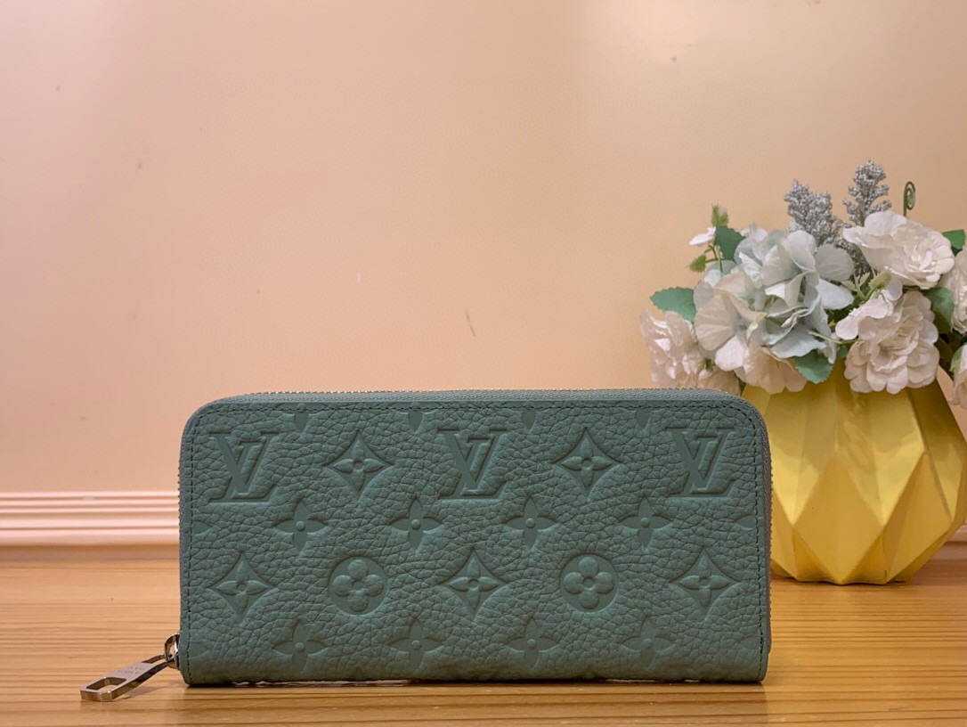 NO:621114,Top Original M14142 Mint Green Full Leather Single Zipper Wallet Ziy Ld Wallet Made of Monogram canvas, it is practical and contains spacious compartments, a zippered coin pocket and multiple credit card slots. The wallet is named for its strong wraparound zipper and is lined with grained leather. It is fully functional and can also be used as a clutch. Size 19X10cm. 2713035, wallets, handbag19860909顶级原单M14142薄荷绿 全皮单拉链钱包 Ziy Ld钱包 由 Monogram 帆布制成,具有实用性,包含宽敞隔层、一个拉链硬币袋和多个信用卡槽.该钱夹因其牢靠的环绕式拉链而得名,配有粒面皮革内衬.功能齐全,亦可用作手拿包.尺寸19X10cm.2713035,,wallets,handbag,Bag