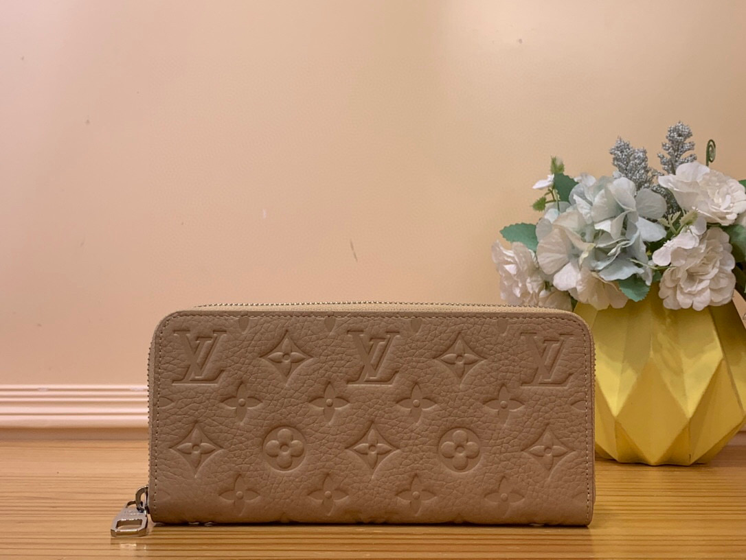 NO:620906,Top Original M14142 Khaki Full Leather Single Zipper Wallet Ziy Ld Wallet Made of Monogram canvas, it is practical and contains spacious compartments, a zippered coin pocket and multiple credit card slots. The wallet is named for its strong wraparound zipper and is lined with grained leather. Fully functional and can also be used as a clutch. Size 19X10cm. 2713035, wallets, handbag19860909顶级原单M14142卡其 全皮单拉链钱包 Ziy Ld钱包 由 Monogram 帆布制成,具有实用性,包含宽敞隔层、一个拉链硬币袋和多个信用卡槽.该钱夹因其牢靠的环绕式拉链而得名,配有粒面皮革内衬.功能齐全,亦可用作手拿包.尺寸19X10cm.2713035,,wallets,handbag,Bag