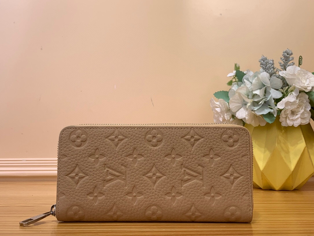 NO:620911,Top original top quality original top quality M14141 khaki full leather single zipper wallet Ziy Ld wallet is made of soft Taurillon Ld leather with embossed Monogram pattern. It has various card slots, pockets and a large zippered coin compartment. It achieves ample capacity and can be easily placed in most jacket pockets. Detailed features 10.0x 19.0x 2.0 cm.2913035,,wallets,jackets & coats19860909顶级原单顶级原单M14141卡其 全皮单拉链钱包 Ziy Ld钱包 为柔软 Taurillon Ld皮革压印 Monogram 图案,内设各式卡位、口袋及大号拉链零钱隔层,成就充裕容量的同时亦可轻松置于多数夹克口袋.详细特征10.0x 19.0x 2.0 cm.2913035,,wallets,jackets & coats,Bag