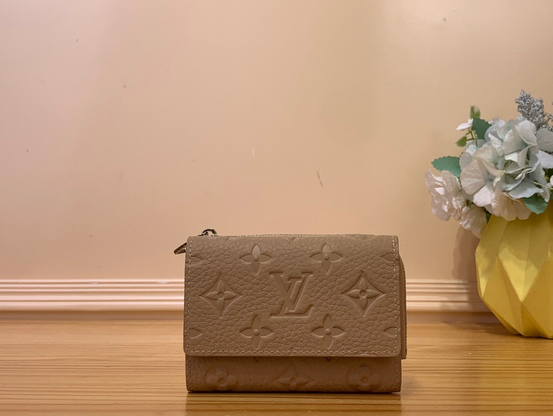 NO:620891,Top original M14143 khaki full leather tri-fold wallet ortfolio ilot Ld wallet 'ortefeuille ilot' made of full-grain triangular leather with random embossing of Monocque pattern. The front flap corner is chamfered and a zippered compartment is a small wallet. Although it has sufficient storage capacity, the size that can fit pockets and small bags neatly is also attractive. Size 11 x 8.5 x 2  cm.2613028,,tom ford,wallets19860909顶级原单M14143卡其 全皮三折钱包 ortfolio ilot Ld钱夹 用莫诺克图案随意压花的全粒度三角皮革制作的“ortefeuille ilot”.前面的翻盖角落有斜切,拉链开合式隔间的小钱包.虽然有足够的收纳能力,但是口袋和小包也能整齐地放进去的尺寸也很有魅力.尺寸11 x 8.5 x 2 cm.2613028,,tom ford,wallets,Bag