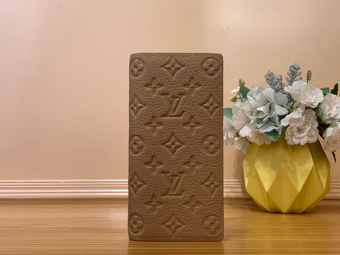 NO:620901,Top original M14251 khaki full leather long suit clip BRAZZA Ld wallet is made of soft Taurillon leather with embossed Monogram pattern. It has various card slots, pockets and a large zippered coin compartment. It has ample capacity and can be easily placed in most jacket pockets. Detailed features 10.0x 19.0x 2.0 cm.2313035,,jackets & coats,business suit suit19860909顶级原单M14251卡其 全皮长款西装夹 BRAZZA Ld钱夹 为柔软 Taurillon 皮革压印 Monogram 图案,内设各式卡位、口袋及大号拉链零钱隔层,成就充裕容量的同时亦可轻松置于多数夹克口袋.详细特征10.0x 19.0x 2.0 cm.2313035,,jackets & coats,business suit,Bag