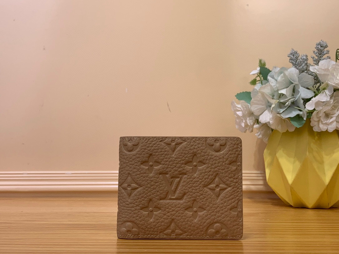 NO:620896,Top original M14252 khaki all-leather short suit clip MULTILE Ld wallet made of Taurillon leather embossed with classic Monogram pattern. Small in size but ample capacity, including pockets and card slots and other functional designs 11.0 x 8.5 x 2.0 cm.1812025,,business suit19860909顶级原单M14252卡其 全皮短款西装夹 MULTILE Ld钱夹 为 Taurillon 皮革压印经典 Monogram 图案.尺寸小巧却容量充裕,内含口袋和卡位等功能性设计11.0 x 8.5 x 2.0 cm.1812025,,business suit,Bag