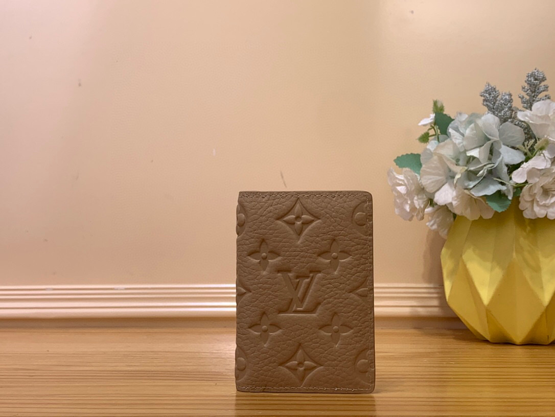 NO:620880,Top original order M13973 mint green full pickup bag wallet pocket wallet This pocket wallet is made of Taurillon Ld leather embossed with the classic Monogram pattern. It is small in size but has ample capacity, and contains functional designs such as pockets and card slots. Size 7.5 x 11.0 cm. 1712025,, wallets19860909顶级原单M13973薄荷绿 全皮卡包钱包 口袋钱夹 本款口袋钱夹 为 Taurillon Ld皮革压印经典 Monogram 图案.尺寸小巧却容量充裕,内含口袋和卡位等功能性设计.尺寸7.5 x 11.0 cm.1712025,,wallets,Bag