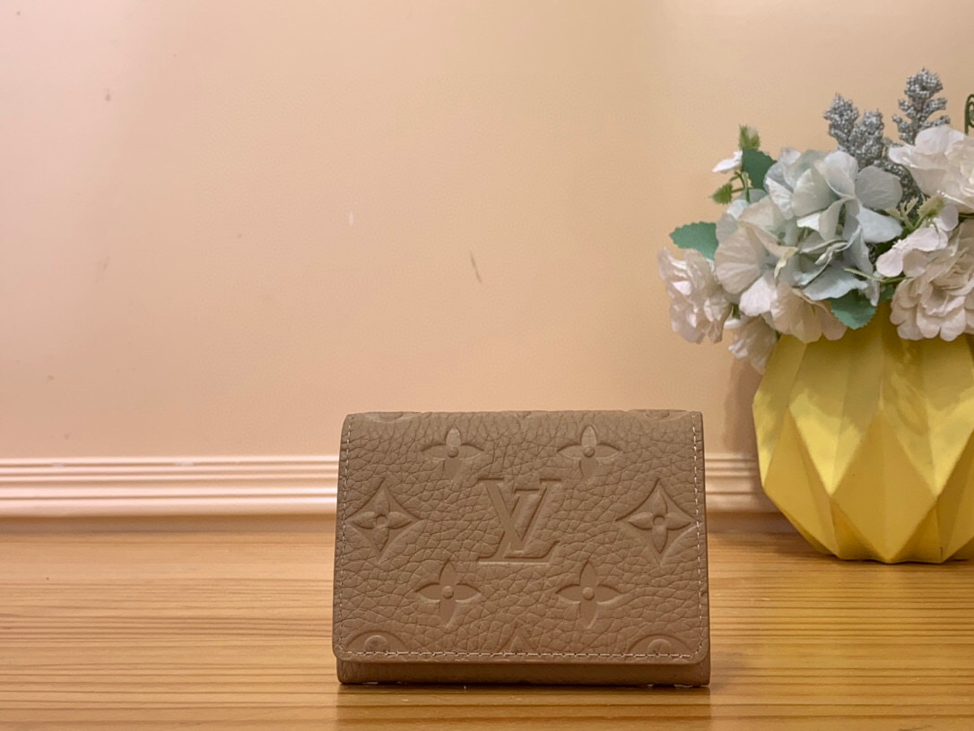 NO:620885,Top original order M13891 khaki full leather business card holder wallet LV Ski Ld series business card holder This slender and exquisite Enveloe Carte de Visite business card holder can be easily put into a pocket or bag. Snap button opening and closing design, safe storage of business cards and credit. Size 8 x 1 x 10.5 cm. 1812025,, louis vuitton, cartier, wallets19860909顶级原单M13891卡其 全皮名片夹钱包 LV Ski Ld系列名片夹 此款修长而精致的Enveloe Carte de Visite名片夹可轻松放入口袋或包袋中.摁扣开合设计,安然存放名片与信用.尺寸8 x 1 x 10.5 厘米.1812025,,louis vuitton,cartier,wallets,Bag