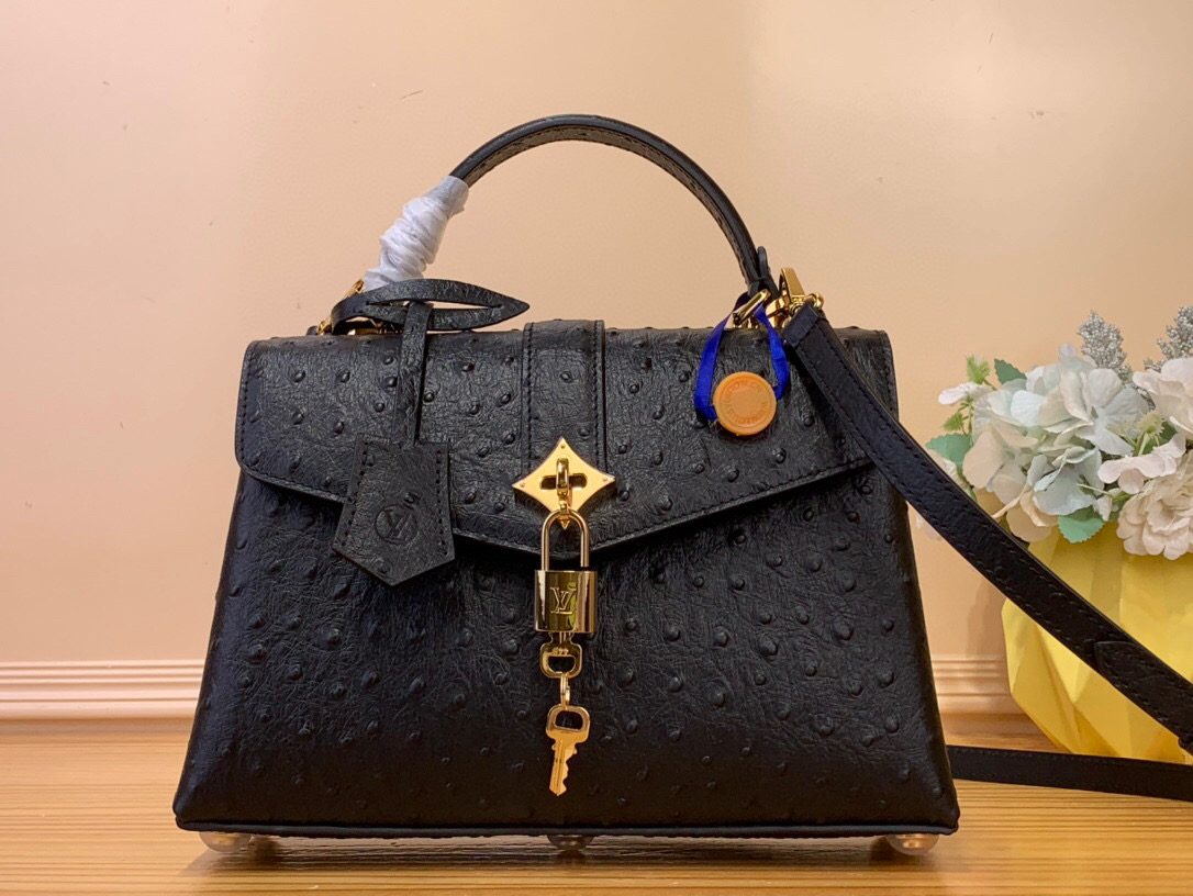 NO:620550,Top original order [ROSE DES VENTS handbag] N84207 black (ostrich pattern) This handbag is made of crocodile pattern leather, with a suitable size for day and night occasions. Monogram Jw metallic flowers are embellished on the upper edge of the bag, complementing the elegant metal parts. The detachable shoulder strap provides a variety of carrying options. Size 27*18*9 cm 140121550,19860909顶级原单【ROSE DES VENTS 手袋】N84207 黑色（鸵鸟纹） 本款手袋采用鳄鱼纹皮革,以恰宜尺寸游刃昼夜场合. Monogram Jw金属质感花卉点缀包身上缘,与雅致金属件相得益彰.可拆卸肩带提供多种背携选择 尺寸27*18*9 厘米 140121550,,Bag