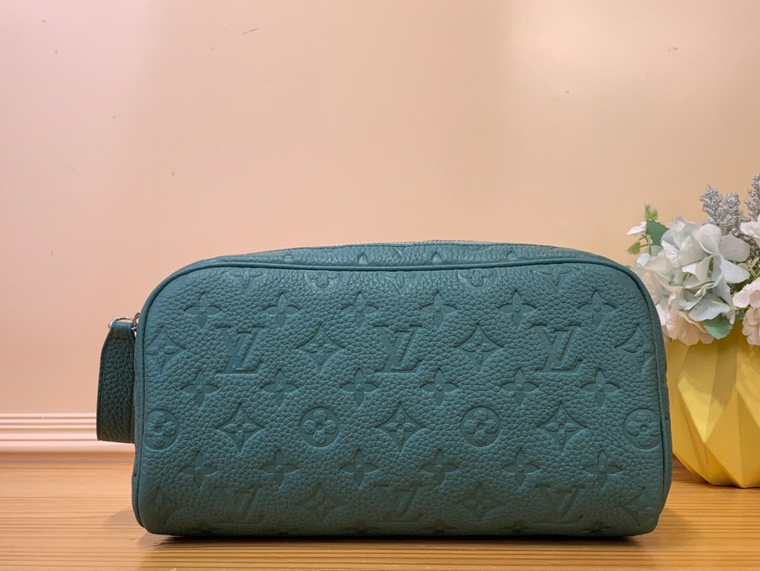 NO:621127,Top original item [Do Kit] m13978 gray green harrell Williams Ms brings a color palette influenced by the work of Italian painter Giorgio Morandi to this Taurillon Monogram leather Do Kit. Ultra practical, this toiletry bag has a wide double opening and washable lining. Dimensions 28 x 15 x 16.5 cm 4615055,19860909顶级原单【Do Kit】 m13978 灰绿色 harrell Williams Ms为这款Taurillon Monogram皮革的Do套件带来了受意大利画家Giorgio Morandi作品影响的调色板.超实用,这款洗漱包有一个宽大的双开口和可清洗的衬里. 尺寸28 x 15 x 16.5厘米 4615055,,Bag