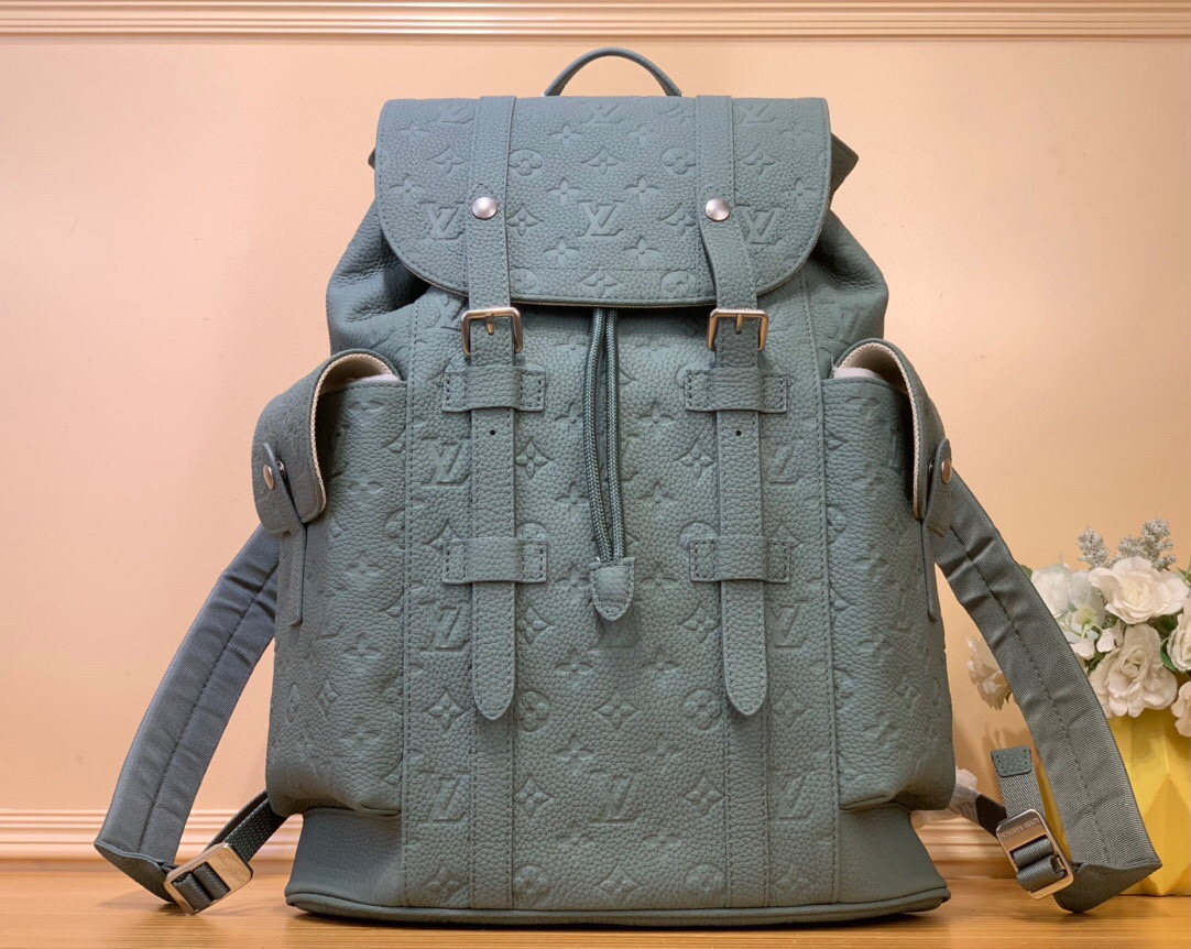 NO:621047,Top Original [Christoher MM Backpack] m13863 The Christoher MM Backpack in Grey-Green Taurillon Monogram Hx Leather features a rugged design with traditional backpacking influences for practicality and style. The unique colorway and subtle Monogram pattern are embossed into the leather incarnation of Harrell Williams' playboy-chic aesthetic. Silver hardware and natural cotton lining complete the design. Dimensions 38 x 44 x  12.5cm.105121150,,backpacks19860909顶级原单【Christoher MM 双肩包】 m13863 灰绿色 Taurillon Monogram Hx皮革的Christoher MM背包采用坚固的设计,具有传统背包的影响,具有实用性和时尚性.独特的配色和微妙的Monogram图案压印在皮革化身harrell Williams的花花公子别致美学中.银色五金和天然棉衬里完成了设计. 尺寸38 x 44 x 12.5厘米.105121150,,backpacks,Bag