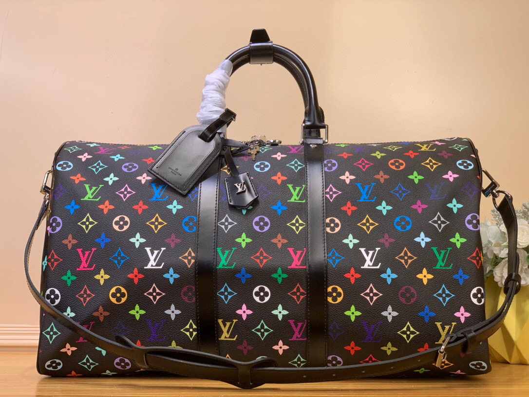 NO:620478,Top original order [LV x TM KEEALL BANDOULIRE 50 travel bag] m13745 black color/Takashi Murakami This Keeall Bandoulière 50 travel bag is Monogram  Ks coated canvas is rendered in rainbow hues, paying homage to the distinctive style of renowned Japanese artist Takashi Murakami with a playful charm. The size of the carry-on luggage conceals ample space, and the neat leather side straps add structural layering. The padlock, name tag and key holder recall the brand's travel heritage, and the top handle and detachable and adjustable shoulder strap complete the whole. Dimensions 29 x 23 x 50 cm. 6017075, louis vuitton19860909顶级原单【LV x TM KEEALL BANDOULIRE 50 旅行袋】 m13745 黑彩/村上隆 本款 Keeall Bandoulière 50 旅行袋为 Monogram Ks涂层帆布渲染彩虹色调,以妙趣韵味致敬知名日本艺术家村上隆的鲜明风格.登机行李尺寸暗藏充裕空间,利落皮革侧带丰富结构层次.挂锁、名牌和钥匙包回溯品牌旅行传承,顶部手柄和可拆卸并调节的肩带完善整体. 尺寸29 x 23 x 50 厘米.6017075,,louis vuitton,Bag