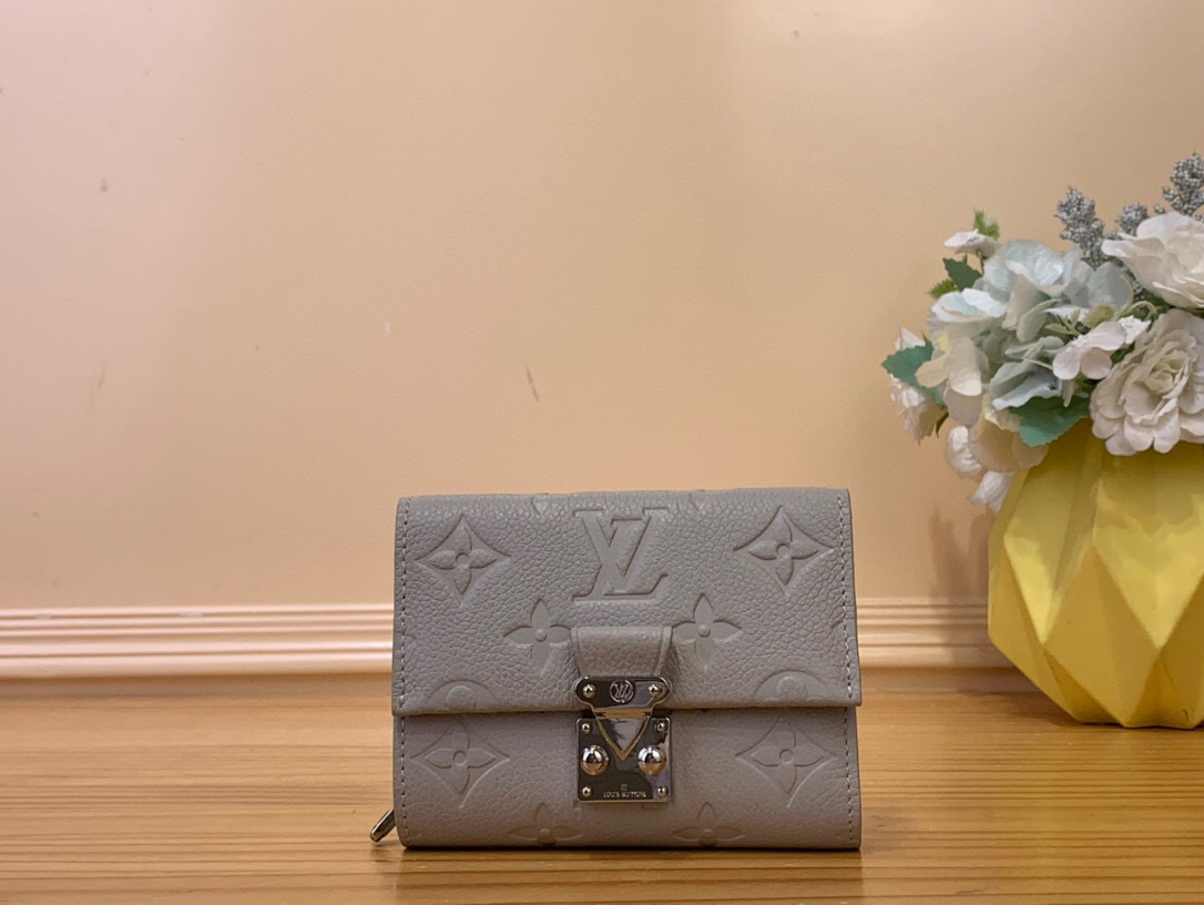 NO:620914,Top original M13464 light gray full leather embossed tri-fold wallet ochette Metis Compact Ms wallet. Like the Metis series of leather goods series, the compact wallet 'ochette Metis' is made of soft Monogram Unlant leather.  Comact'. The flap is decorated with a small golden S-lock style buckle that is inspired by Louis Vuitton's traditional trunk and is a key detail. Although compact, the interior has a zippered coin pocket, 2 flat pockets, and 6 card slots. The practicality is also very attractive. Size 11.5 x 8.5 x 4 cm. 3214035,, louis vuitton, wallets19860909顶级原单M13464浅灰色全皮压花 三折钱包 ochette Metis Comact Ms钱夹 和梅蒂斯”系列的皮具系列一样,用柔软的Monogram Unlant皮革制作的紧凑型钱包“ochette Metis Comact”.襟翼上装饰了从路易威登的传统后备箱中得到灵感,也是关键细节的小金色S锁风格的扣子.虽然紧凑,但内饰有拉链开合式的硬币口袋,2个平口袋,6个卡槽的实用性也很有魅力.尺寸11.5 x 8.5 x 4 cm.3214035,,louis vuitton,wallets,Bag