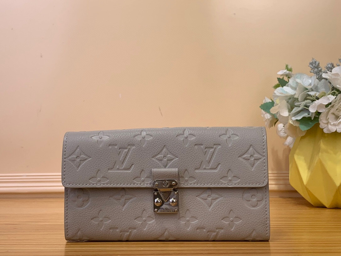NO:620909,Top Original M13463 Light Gray Full Leather Flip Wallet Sarah Wallet This Sarah ms wallet is made of Monogram Emreinte leather and can perfectly match the Metis handbag. The golden S-lock of the flip cover is inspired by the historic Louis Vuitton hard trunk and is the main element of the Metis series. The wallet is famous for its elegant rectangular design and spacious internal partitions, with multiple pockets, compartments and business card compartments. 19 x 11 x 3 cm (length x height x width).3314045,,louis vuitton,wallets19860909顶级原单M13463浅灰色 全皮翻盖钱包 Sarah 钱包 這款Sarah ms钱包採用Monogram Emreinte皮革製作,可完美配襯Metis手袋.翻蓋的金色S-lock鎖扣的靈感源自歷史悠久的路易威登硬箱,是Metis系列的主打元素.錢包以優雅的長方形設計及寬敞的內部間隔著稱,備有多個口袋、隔層及名片夾層.19 x 11 x 3厘米(長度 x 高度 x 闊度).3314045,,louis vuitton,wallets,Bag