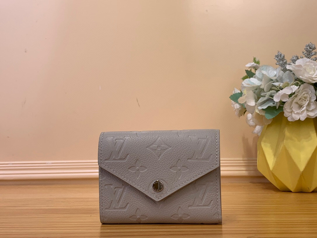 NO:620866,Top original M13466 light gray full leather tri-fold wallet VICTORINE Wallet This Victorine Ms wallet is made of Monogram Emreinte soft grain leather with classic Monogram embossing, which is more exquisite in the two-color effect. The compact configuration can also easily accommodate banknotes, coins and cards. Dimensions 12 x 9.5 x 1.5 cm. 2614045,,wallets19860909顶级原单M13466浅灰色 全皮三折钱包 VICTORINE 钱夹 本款 Victorine Ms钱夹以 Monogram Emreinte 软粒面皮革呈现经典 Monogram 压纹,在双色效果中更显精致.小巧构型亦可轻松容纳钞票、硬币和卡片.尺寸 12 x 9.5 x 1.5 厘米.2614045,,wallets,Bag