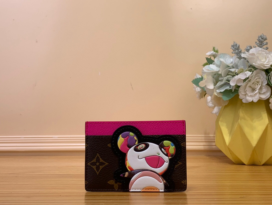 NO:620486,Top original M13439 card holder LV x TM business card holder This essential business card holder features Louis Vuitton x Murakami The lively details of the Ms collaboration series are reinterpreted, full of joy. The brand's classic Monogram pattern is covered with a bright panda pattern created by a Japanese artist, which complements the bright pink on the top. The business card holder is made of coated canvas, with a stylish and unique cut. It is equipped with multiple compartments to keep daily necessities such as business cards and receipts well organized. 11 x 7 x 0.5 cm 1612025,, louis vuitton, louis vuitton19860909顶级原单M13439卡片夹 LV x TM 名片夾 這款必備的名片夾以Louis Vuitton x Murakami Ms聯乘系列的活潑細節重新演繹,充滿歡樂氣息.品牌經典的Monogram圖案覆以日本藝術家主打的亮麗熊貓圖案,與頂部鮮艷的一抹粉紅色互相輝映.名片夾選用塗層帆布製作,剪裁時尚別緻,配備多個隔層,可將名片及收據等日常必需品整理得井井有條. 11 x 7 x 0.5 厘米 1612025,,louis vuitton,louis vuitton,Bag