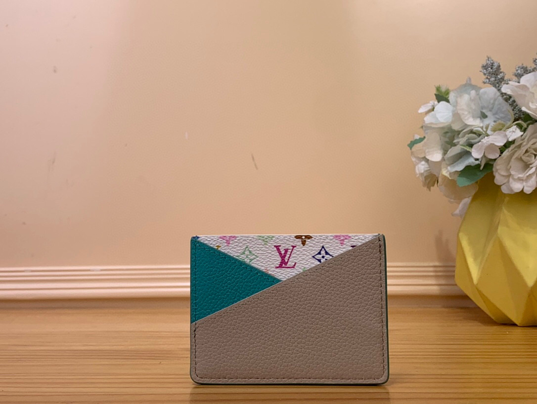 NO:620489,Top original order M14090 blue card holder wallet Criss-Cross LV x TM ms card holder M14090 blue M14091 rose red M14139 green This Criss-Cross card holder was designed by the world-famous Japanese artist Takashi  Sublimated by Murakami's rainbow color palette. Illuminating everyday life, this small color-blocked cowhide accessory features two flat pockets that overlap at an angle at the front. It features colorful Monogram canvas, a signature detail in the reissue of the Louis Vuitton19860909顶级原单M14090蓝色 卡包钱包 Criss-Cross LV x TM ms卡夹 M14090蓝色 M14091玫红 M14139绿色 这款Criss-Cross卡夹被世界著名的日本艺术家Takashi Murakami的彩虹调色板所升华.照亮日常生活,这款小色块牛皮配件有两个扁平口袋,在前面呈一定角度重叠.它以五颜六色的Monogram帆布为特色,这是Louis Vuitton x Murakami系列重新发行的标志性细节.10x7x0.3厘米 1812025,,louis vuitton,louis vuitton,wallets,cowhide,Bag