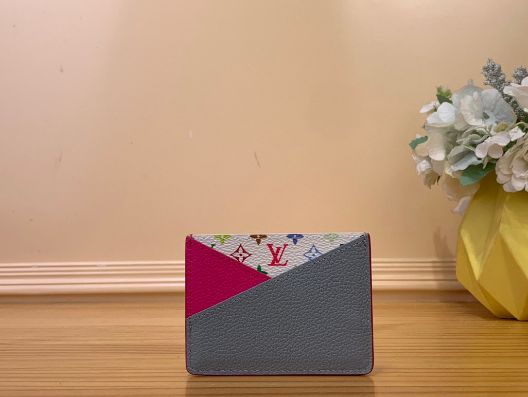 NO:620492,Top original order M14091 rose red card holder wallet Criss-Cross LV x TM ms card holder M14090 blue M14091 rose red M14139 green This Criss-Cross card holder was designed by the world-famous Japanese artist Takashi  Sublimated by Murakami's rainbow color palette. Illuminating everyday life, this small color-blocked cowhide accessory features two flat pockets that overlap at an angle at the front. It features colorful Monogram canvas, a signature detail in the reissue of the Louis Vuitton19860909顶级原单 M14091玫红 卡包钱包 Criss-Cross LV x TM ms卡夹 M14090蓝色 M14091玫红 M14139绿色 这款Criss-Cross卡夹被世界著名的日本艺术家Takashi Murakami的彩虹调色板所升华.照亮日常生活,这款小色块牛皮配件有两个扁平口袋,在前面呈一定角度重叠.它以五颜六色的Monogram帆布为特色,这是Louis Vuitton x Murakami系列重新发行的标志性细节.10x7x0.3厘米 1812025,,louis vuitton,louis vuitton,wallets,cowhide,Bag