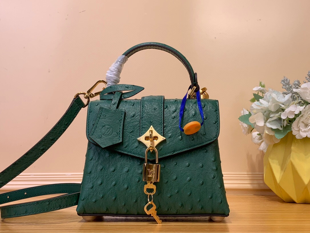 NO:620575,Top original order [ROSE DES VENTS mini handbag] N84207 green (ostrich pattern) This mini handbag is made of crocodile pattern leather, with the right size to suit day and night occasions. Monogram Jw metallic flowers are embellished on the upper edge of the bag, complementing the elegant metal parts. The detachable shoulder strap provides a variety of carrying options. Size 19*15*9 cm 125121450,19860909顶级原单【ROSE DES VENTS mini 手袋】N84207 绿（鸵鸟纹） 本款mini手袋采用鳄鱼纹皮革,以恰宜尺寸游刃昼夜场合. Monogram Jw金属质感花卉点缀包身上缘,与雅致金属件相得益彰.可拆卸肩带提供多种背携选择 尺寸19*15*9 厘米 125121450,,Bag