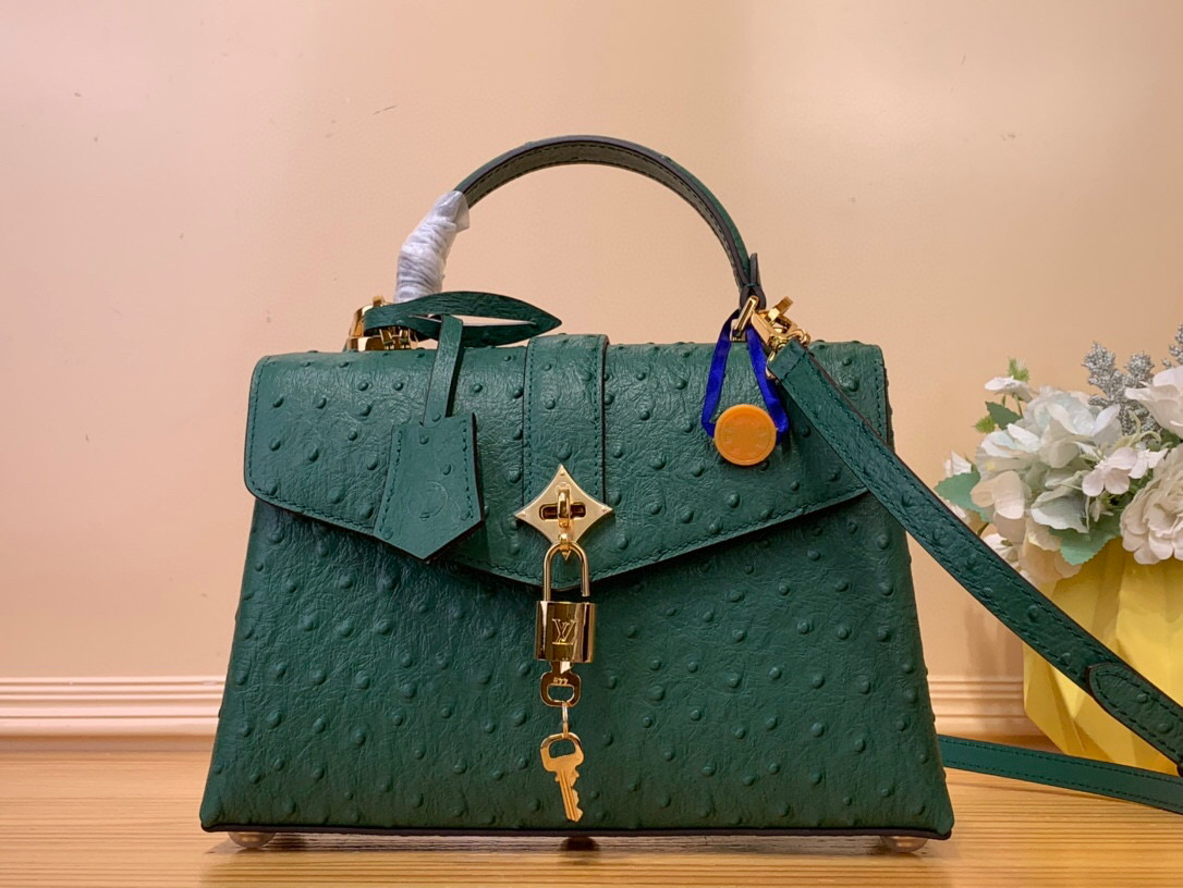 NO:620568,Top original order [ROSE DES VENTS handbag] N84207 green (ostrich pattern) This handbag is made of crocodile pattern leather, with a suitable size for day and night occasions. Monogram Jw metallic flowers are embellished on the upper edge of the bag, complementing the elegant metal parts. The detachable shoulder strap provides a variety of carrying options. Size 27*18*9 cm 140121550,19860909顶级原单【ROSE DES VENTS 手袋】N84207 绿色（鸵鸟纹） 本款手袋采用鳄鱼纹皮革,以恰宜尺寸游刃昼夜场合. Monogram Jw金属质感花卉点缀包身上缘,与雅致金属件相得益彰.可拆卸肩带提供多种背携选择 尺寸27*18*9 厘米 140121550,,Bag