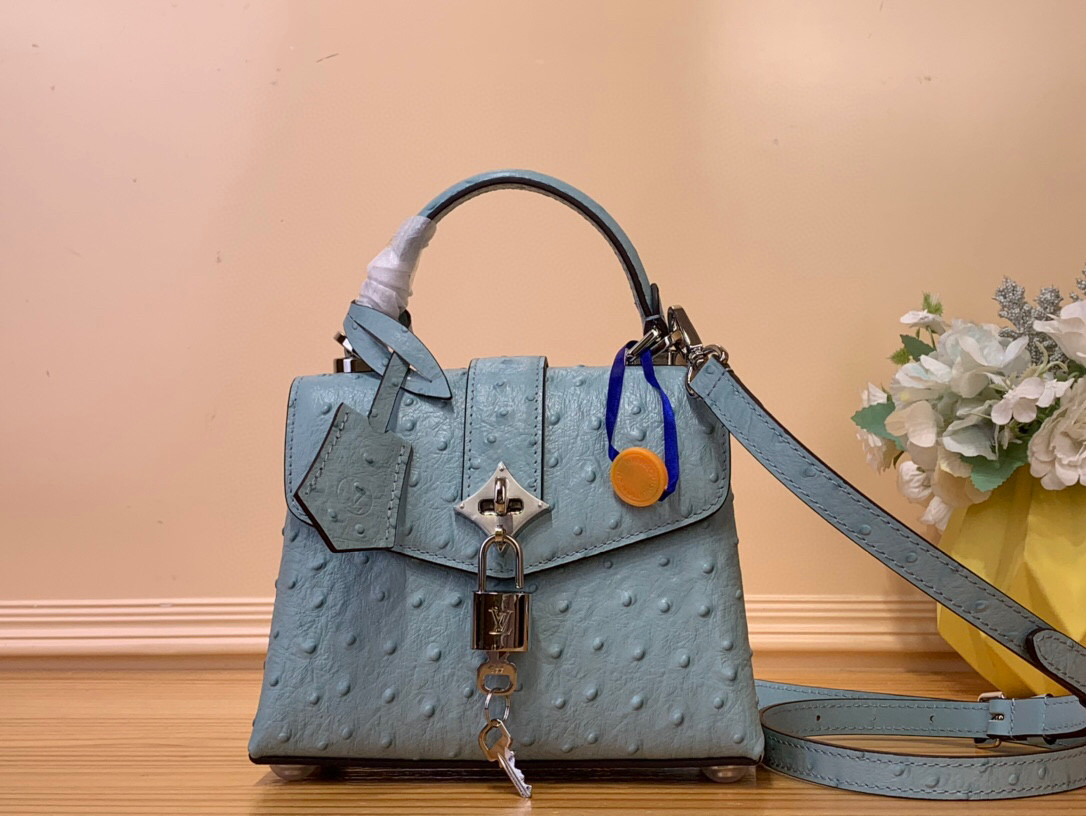 NO:620589,Top original order [ROSE DES VENTS mini handbag] N84207 light blue (ostrich pattern) This mini handbag is made of crocodile pattern leather, with the right size to suit day and night occasions. Monogram Jw metallic flowers are embellished on the upper edge of the bag, complementing the elegant metal parts. The detachable shoulder strap provides a variety of carrying options. Size 19*15*9 cm 125121450,19860909顶级原单【ROSE DES VENTS mini 手袋】N84207 浅蓝（鸵鸟纹） 本款mini手袋采用鳄鱼纹皮革,以恰宜尺寸游刃昼夜场合. Monogram Jw金属质感花卉点缀包身上缘,与雅致金属件相得益彰.可拆卸肩带提供多种背携选择 尺寸19*15*9 厘米 125121450,,Bag