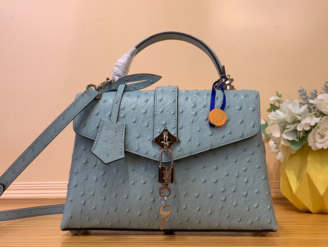 NO:620582,Top original order [ROSE DES VENTS handbag] N84207 light blue (ostrich pattern) This handbag is made of crocodile pattern leather, with the right size for day and night occasions. Monogram Jw metallic flowers are embellished on the upper edge of the bag, complementing the elegant metal parts. The detachable shoulder strap provides a variety of carrying options. Size 27*18*9 cm 140121550,19860909顶级原单【ROSE DES VENTS 手袋】N84207 浅蓝（鸵鸟纹） 本款手袋采用鳄鱼纹皮革,以恰宜尺寸游刃昼夜场合. Monogram Jw金属质感花卉点缀包身上缘,与雅致金属件相得益彰.可拆卸肩带提供多种背携选择 尺寸27*18*9 厘米 140121550,,Bag
