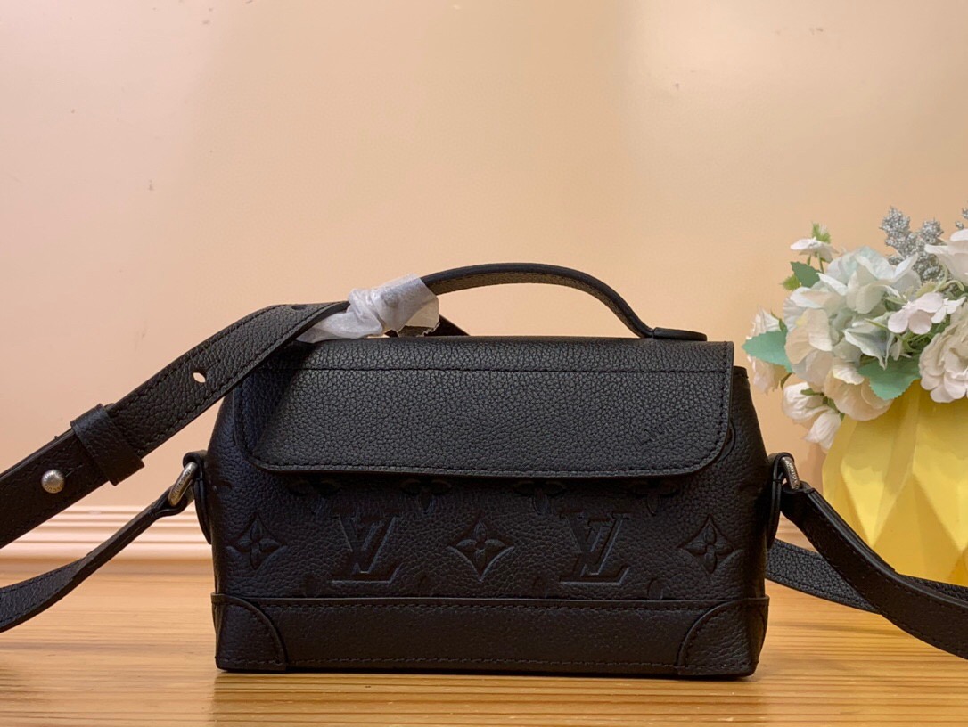 NO:620517,Top original order M13888 black. This Steamer East West mini handbag is made of Monogram Jm embossed Taurillon cow leather to interpret the horizontal configuration, highlighting the classic design of the Steamer series. The clamshell closure, unique reinforced corners and top handles create exquisite details. It is equipped with an adjustable shoulder strap to realize cross-body handwriting. 11 x 5 x 20 cm (height x width x length) 5617065,,cowhide19860909顶级原单M13888黑 本款 Steamer East West 迷你手袋以 Monogram Jm压纹 Taurillon 牛皮革演绎横向构型,彰显 Steamer 系列的经典设计.翻盖开合、别致加固包角和顶部手柄构筑考究细节.搭配可调节肩带,实现斜挎手提随心切换.11 x 5 x 20厘米 (高 x 宽 x 长度) 5617065,,cowhide,Bag