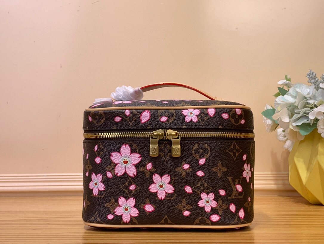 NO:621020,Top original item [LV x TM NICE Mini Cosmetic Bag] m14181 Sakura/Takashi Murakami This Nice  4315055,,louis vuitton,louis vuitton,cosmetic bags & cases,cowhide19860909顶级原单【LV x TM NICE 迷你化妆包】 m14181 樱花/村上隆 本款 Nice Xh迷你化妆包取材 Monogram 涂层帆布,以圆润笔触浓缩箱型轮廓.Cherry Blossom 图案释放路易威登 x 村上隆复刻系列的欢欣气息,牛皮革手柄彰显精湛细节,双拉链开合稳妥收纳随行所需. 尺寸13.5 x 12 x 20 厘米 4315055,,louis vuitton,louis vuitton,cosmetic bags & cases,cowhide,Bag