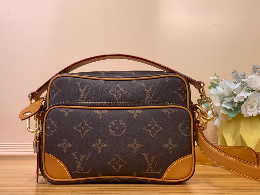 NO:551363,Top original item [NIL messenger bag] m14025 yellow leather vintage harrell Williams Js draws inspiration from the brand's archives and re-launches the Nil messenger bag. The cowhide leather is matched with Monogram printing to present the look of old Monogram canvas. The VVT ​​leather trim brings a retro feel, and the detachable top handle and leather shoulder strap allow for flexible wearing. Size 17.5 x 11 x 25 cm. 7318085,,cowhide19860909顶级原单【NIL 邮差包】 m14025 黄皮复古 harrell Williams Js从品牌典藏中汲取灵感,再度推出 Nil 邮差包.牛皮革搭配 Monogram 印花,呈现做旧 Monogram 帆布的观感.VVT 皮革饰边带来复古感,可拆卸顶部手柄及皮革肩带实现灵活佩戴. 尺寸17.5 x 11 x 25 厘米.7318085,,cowhide,Bag