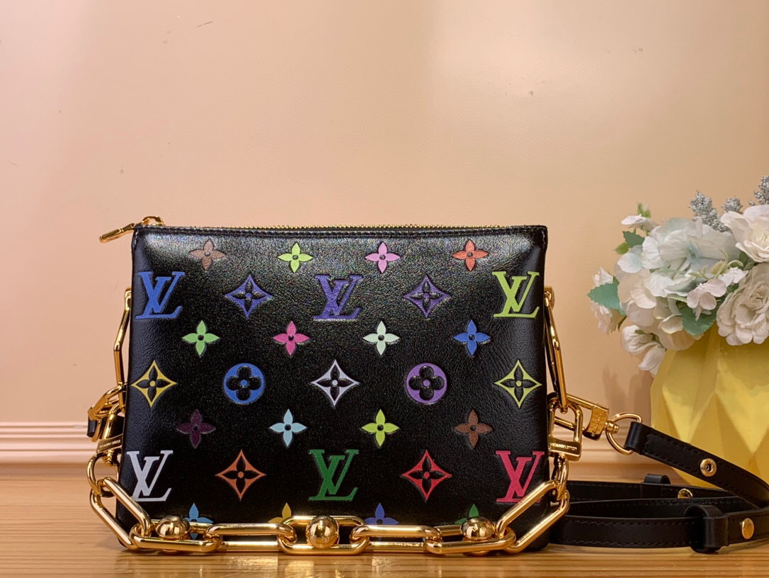 NO:620498,Top original order [LV x TM Coussin BB handbag] m13232 black/three colors (Takashi Murakami) This Coussin BB handbag is made of fluffy sheep leather, with an eye-catching Monogram Multicolor pattern to interpret the smart interest of the Louis Vuitton  7 x 21 cm 7518085,,louis vuitton,louis vuitton,sheepskin19860909顶级原单【LV x TM COUSSIN BB 手袋】 m13232 黑色/三彩（村上隆） 本款 Coussin BB 手袋取材蓬松羊皮革,以瞩目 Monogram Multicolor 图案演绎路易威登 x 村上隆再版系列的灵动意趣.粗犷金属链条和可拆卸皮革肩带实现多样背携,宽敞内部可轻松收纳智能手机、短款钱夹等日常所需. 尺寸16 x 7 x 21 厘米 7518085,,louis vuitton,louis vuitton,sheepskin,Bag