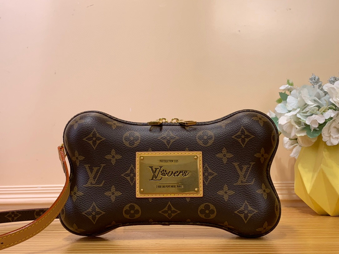 NO:620745,The top original item [BONE Mini Handbag] M12615 (Bone) Bone mini handbag is made of Monogram Js coated canvas. The LV Lovers logo designed by harrell Williams for the last season series is reflected on the inner nameplate, and the cute palm print is used to inject fun. The detachable and adjustable shoulder strap is embellished with the Monogram pattern on one side and is covered with fine leather on the other side. Size 14 x 6 x 24 cm 6817075,, louis  vuitton,versace19860909顶级原单【BONE 迷你手袋】M12615（骨头） Bone 迷你手袋选用 Monogram Js涂层帆布,于内侧铭牌映现 harrell Williams 为上季系列设计的 LV Lovers 标识,再以萌掌印花注入盎然趣意.可拆卸并调节的肩带一面点缀 Monogram 图案,另一面铺陈细腻皮革. 尺寸14 x 6 x 24 厘米 6817075,,louis vuitton,versace,Bag