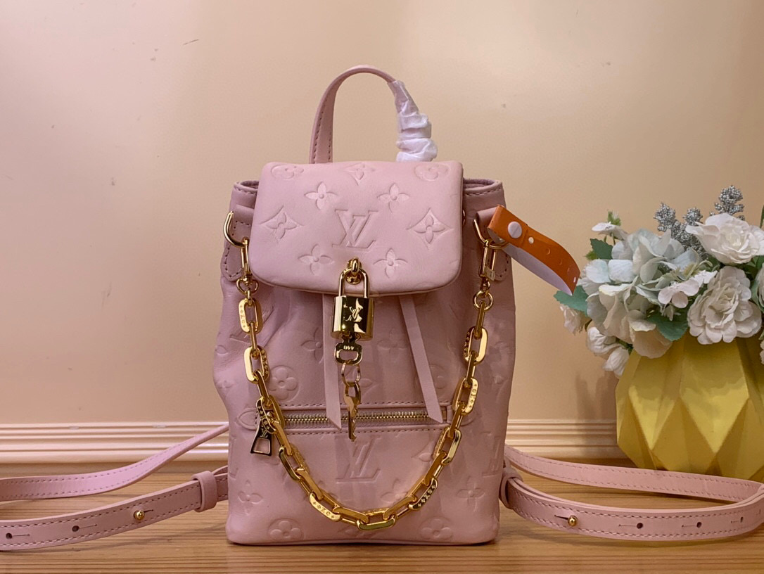 NO:552418,Top original order [COUSSIN BACKACK mini handbag] M13389 pink M13387 black Coussin Backack Ys mini handbag is made of Monogram leather and has a lightweight structure, with a detachable Coussin chain. The exquisite metal LV padlock ensures the safety of daily needs. It can be carried on the shoulder, on one shoulder or in the hand. Dimensions 20 x 7.5 x 15 cm  7818085,,louis vuitton19860909顶级原单【COUSSIN BACKACK 迷你手袋】 M13389粉色 M13387黑色 Coussin Backack Ys迷你手袋以 Monogram 皮革塑造轻便构型,搭配可拆卸 Coussin 链条.工致金属 LV 挂锁确保日常所需安全无虞,双肩背、单肩背或手提皆宜. 尺寸20 x 7.5 x 15 厘米 7818085,,louis vuitton,Bag