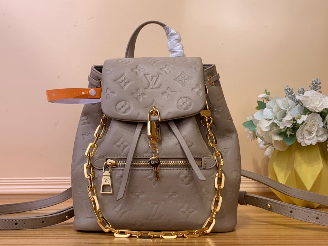 NO:552410,Top original list [COUSSIN BACKACK small handbag] M13358 gray M13357 black Coussin Backack Ys small handbag is added to the Coussin series with a backpack configuration, integrating the iconic LV padlock to soft Monogram embossed leather, combining modern style and functional considerations. The removable Coussin chain releases metal edge, and the zippered front pocket is convenient for picking up and holding various small items. Size 26 x 10 x 21 cm 8519095,,louis vuitton19860909顶级原单【COUSSIN BACKACK 小号手袋】M13358灰色 M13357黑色 Coussin Backack Ys小号手袋以双肩包构型瞩目加入 Coussin 系列,为柔软 Monogram 压纹皮革融入标志性 LV 挂锁,兼具摩登风范和功能考量.可拆卸 Coussin 链条释放金属锋芒,拉链前袋方便取放各式随行小物. 尺寸26 x 10 x 21 厘米 8519095,,louis vuitton,Bag