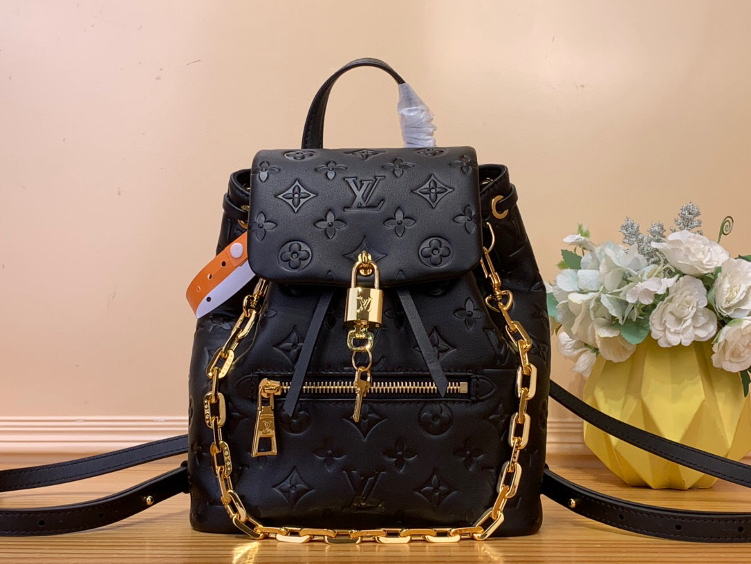 NO:552423,Top original order [COUSSIN BACKACK small handbag] M13358 gray M13357 black Coussin Backack Ys small handbag is an eye-catching addition to the Coussin series with a backpack configuration. The soft Monogram embossed leather is integrated with the iconic LV padlock, which combines modern style and functional considerations. The detachable Coussin chain releases the metal edge, and the zippered front pocket is convenient for accessing various small items. Size 26  x 10 x 21 cm 8519095,,louis vuitton19860909顶级原单【COUSSIN BACKACK 小号手袋】M13358灰色 M13357黑色 Coussin Backack Ys小号手袋以双肩包构型瞩目加入 Coussin 系列,为柔软 Monogram 压纹皮革融入标志性 LV 挂锁,兼具摩登风范和功能考量.可拆卸 Coussin 链条释放金属锋芒,拉链前袋方便取放各式随行小物. 尺寸26 x 10 x 21 厘米 8519095,,louis vuitton,Bag