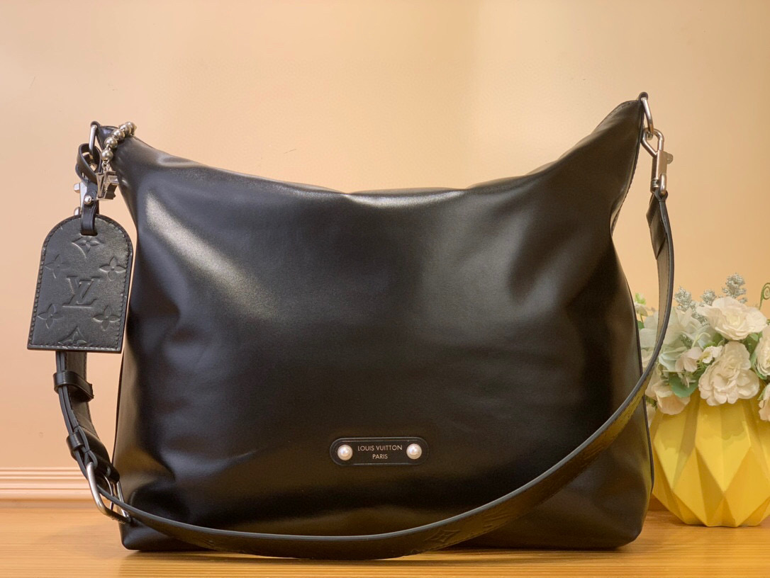 NO:621150,Top original order [LV METIS handbag] M13986 14018 black leather. This Métis made of Monogram LT canvas fulfills its promise with a self-attitude. The Métis jm handbag focuses on lines and contours. It not only has the versatility required by modern handbags, but also inherits the traditional elegance and charm of Louis Vuitton. Two detachable shoulder straps can be used to carry, carry or shoulder. Size 48x36x12cm  951981000,,louis vuitton,louis vuitton19860909顶级原单【LV METIS 手袋】M13986 14018 黑皮 本款 Monogram LT帆布打造的 Métis 以自我态度实践承诺. Métis jm手袋着重线条与轮廓,它既具备了现代手袋所需的多功能性,又继承了路易威登传统的优雅迷人. 两条可脱卸肩带,可以用来手提、手挽或是肩背. 尺寸48x36x12cm 951981000,,louis vuitton,louis vuitton,Bag