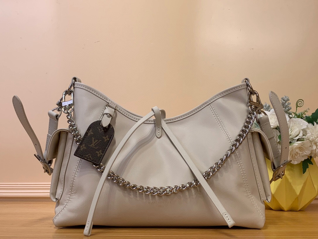 NO:620558,Top original order [CARRYALL CARGO small handbag] m12919 creamy white 24861 black m12579 gray This CarryAll Cargo Sn small handbag is made of soft sheep leather to present a fashionable micro-wrinkle effect, and is paired with polished metal parts and a lazy structure for a deep background, making it a perfect choice for day and night occasions. The detachable shoulder strap and chain strap allow for a variety of styling possibilities. Dimensions 33.5 x 23 x 15 cm  8519095,,sheepskin19860909顶级原单【CARRYALL CARGO 小号手袋】 m12919 奶白色 24861 黑色 m12579 灰色 本款 CarryAll Cargo Sn小号手袋以柔软羊皮革呈现时尚微皱效果,并为深邃背景搭配抛光金属件与慵懒构型,成就昼夜场合佳选.可拆卸肩带与链带实现多种造型可能. 尺寸33.5 x 23 x 15 厘米 8519095,,sheepskin,Bag