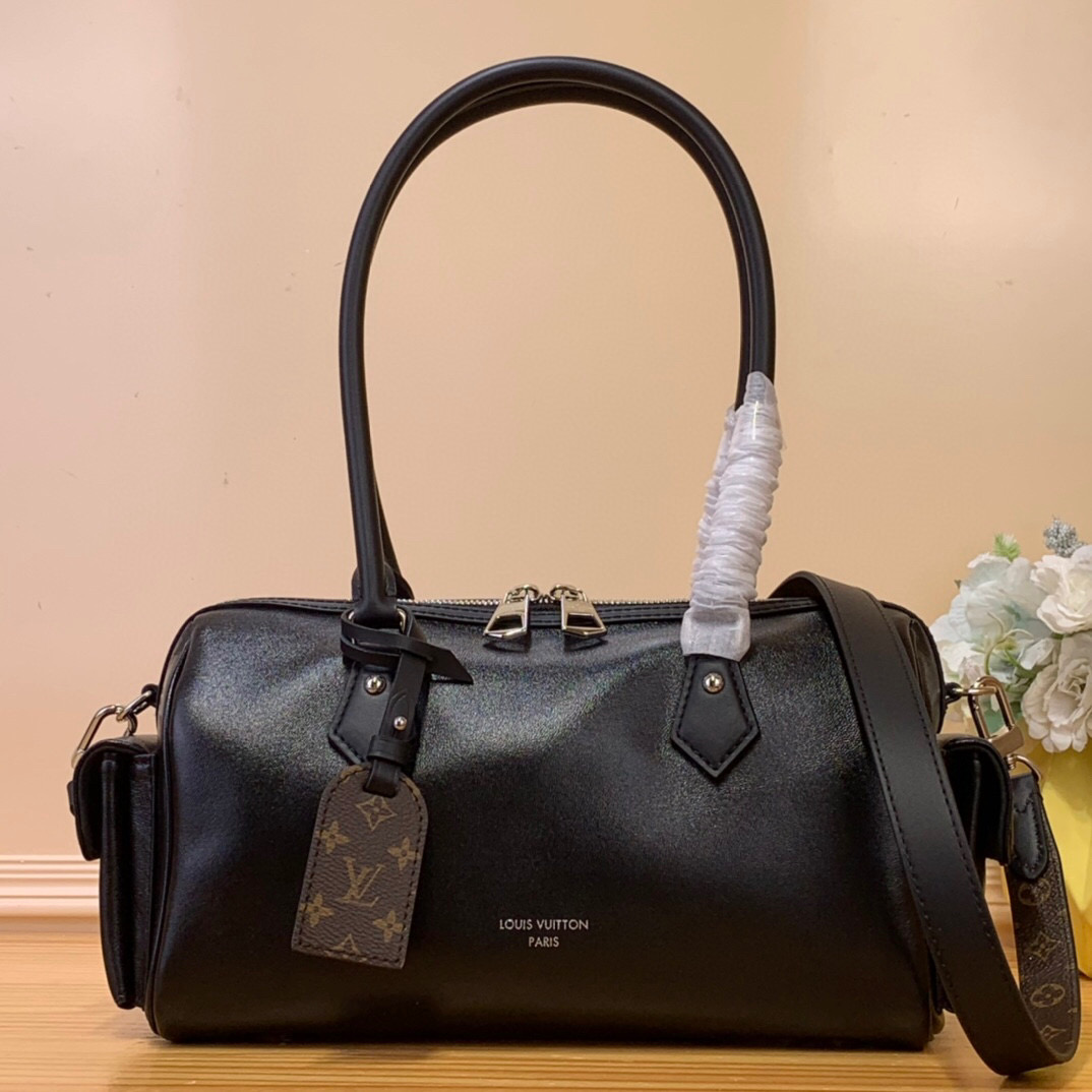 NO:620908,Top original order [SPEEDY CARGO VIBE handbag] M12934 black M12965 white This Speedy Cargo Sj handbag is from the LVVibe series, renewing the classic design of the era with avant-garde touches. The shiny sheep leather body is embellished with a Monogram Ys address plate, paying tribute to the brand's long trunk-making heritage. There is ample space to easily store daily needs, and the detachable leather shoulder strap allows for a variety of carrying methods. Size 28 x 17 x 12 cm  7318085..,,louis vuitton,sheepskin19860909顶级原单【SPEEDY CARGO VIBE 手袋】M12934黑色M12965白色 本款Speedy Cargo Sj手袋出自LVVibe系列,以前卫笔触焕新 年代的经典设计.亮泽羊皮革包身点缀Monogram Ys地址牌,致敬品牌悠远制箱传承.充裕空间可轻松收纳日常所需,可拆卸皮革肩带实现多种背携方式. 尺寸28 x 17 x12厘米 7318085..,,louis vuitton,sheepskin,Bag