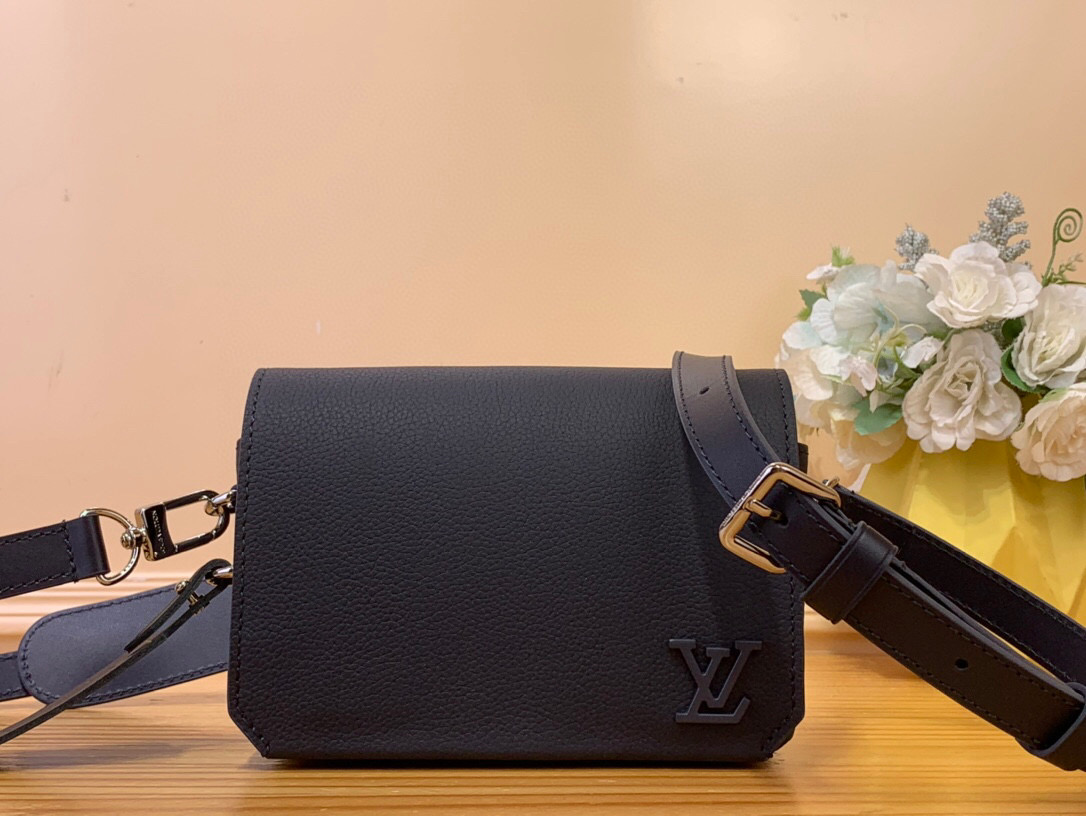 NO:620581,Top original order [FASTLINE Mini Handbag] m11483 Navy Blue m11484 Mocha Color m83320 Atlantic Blue This Fastline Jm mini handbag is made of LV Aerogram cow leather to create a compact shape, with the beveled corners of the magnetic flap and the LV letters highlighting LV Aerogram  The iconic design of the series. The zippered inner pocket ensures secure storage, and the detachable and adjustable shoulder strap allows for shoulder or cross-body wear. Dimensions 12 x 7 x 17.3 cm 4815055,,louis vuitton,cowhide19860909顶级原单【FASTLINE 迷你手袋】 m11483 藏青色 m11484 摩卡色 m83320 大西洋蓝 本款 Fastline Jm迷你手袋采用 LV Aerogram 牛皮革塑造袖珍构型,以磁扣翻盖的斜裁边角和 LV 字母点明 LV Aerogram 系列的标志性设计.拉链内袋确保稳妥收纳,可拆卸并调节的肩带实现肩背或斜挎选择. 尺寸12 x 7 x 17.3 厘米 4815055,,louis vuitton,cowhide,Bag