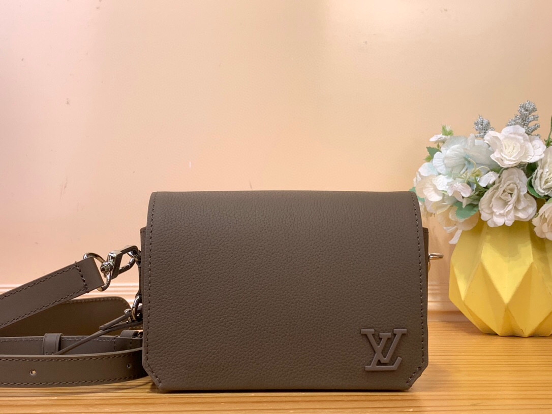 NO:620574,Top original order [FASTLINE Mini Handbag] m11483 Navy Blue m11484 Mocha Color m83320 Atlantic Blue This Fastline jm mini handbag is made of LV Aerogram cow leather to create a compact shape. The beveled corners of the magnetic flap and the LV letters highlight LV Aerogram.  The iconic design of the series. The zippered inner pocket ensures secure storage, and the detachable and adjustable shoulder strap allows for shoulder or cross-body wear. Dimensions 12 x 7 x 17.3 cm 4815055,,louis vuitton,cowhide19860909顶级原单【FASTLINE 迷你手袋】 m11483 藏青色 m11484 摩卡色 m83320 大西洋蓝 本款 Fastline jm迷你手袋采用 LV Aerogram 牛皮革塑造袖珍构型,以磁扣翻盖的斜裁边角和 LV 字母点明 LV Aerogram 系列的标志性设计.拉链内袋确保稳妥收纳,可拆卸并调节的肩带实现肩背或斜挎选择. 尺寸12 x 7 x 17.3 厘米 4815055,,louis vuitton,cowhide,Bag