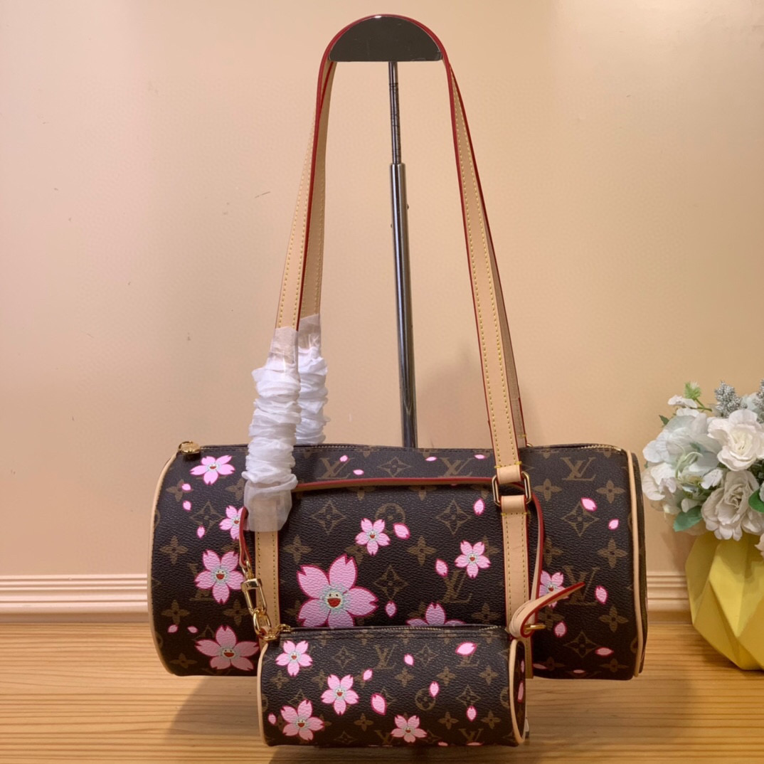 NO:621034,Top original item [LV x TM AILLON handbag] m13097 Sakura/Takashi Murakami This aillon Jh handbag is made of Monogram coated canvas and leather trim to create a horizontal cylindrical configuration, and is cleverly connected to its pocket version through metal parts. The Cherry Blossom pattern of the Louis Vuitton  5016065,,louis vuitton,louis vuitton19860909顶级原单【LV x TM AILLON 手袋】 m13097 樱花/村上隆 本款 aillon Jh手袋以 Monogram 涂层帆布和皮革饰边塑造横向圆柱构型,并通过金属件巧妙衔接其袖珍版本.路易威登 x 村上隆复刻系列的 Cherry Blossom 图案流露明丽气息,铆钉肩带彰显不羁型格. 尺寸11 x 13 x 27 厘米 5016065,,louis vuitton,louis vuitton,Bag