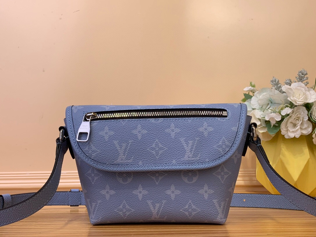 NO:551272,Top original order [ULSE mini handbag] m14116 light blue This ulse Jm mini handbag is made of Monogram coated canvas and Taga cow leather cut into a trapezoidal outline, with a unique configuration to release a dynamic atmosphere. The front flap is equipped with a zipper bag for quick access to travel needs, and the fabric lining and patch pockets add functional considerations. Dimensions 16 x 5 x 22.5 cm 4215055,,cowhide19860909顶级原单【ULSE 迷你手袋】 m14116 浅蓝色 本款 ulse Jm迷你手袋采用 Monogram 涂层帆布和 Taga 牛皮革裁出梯形轮廓,以别致构型释放动感气息.正面翻盖配有拉链袋,方便快速取放出行所需,织物内衬和贴袋再添功能考量. 尺寸16 x 5 x 22.5 厘米 4215055,,cowhide,Bag