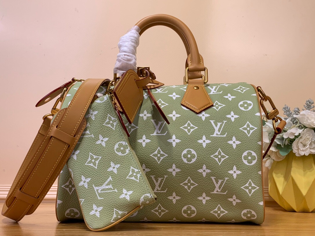 NO:551559,Top original order [Seedy 9 Bandoulière 30 handbag] m14077 green m14067 red m13914 pink m13904 black m14064 light green Seedy 9 Bandoulière  Made of ultra-soft calfskin with Monogram print, the 30 bag is perfectly compact in size yet roomy enough to hold your daily essentials. Meticulous details such as the traditional side locks or the premium lambskin lining are a testament to the craftsmanship of this bag. In addition to the top handle, there is a removable strap. Dimensions 32 x 22.5 x 18 cm 125121300,,cowhide,sheepskin19860909顶级原单【Seedy 9 Bandoulière 30 手袋】m14077 绿色 m14067 红色 m13914 粉色 m13904 黑色 m14064 淡绿色 Seedy 9 Bandoulière 30包由超柔软的小牛皮制成,带有Monogram印花,尺寸完美紧凑但足够宽敞,可以装下日常必需品.细致的细节,如传统侧锁或优质小羊皮衬里,证明了这款包的精湛工艺.除了顶部手柄外,还有一条可拆卸的带子. 尺寸32 x 22.5 x 18厘米 125121300,,cowhide,sheepskin,Bag