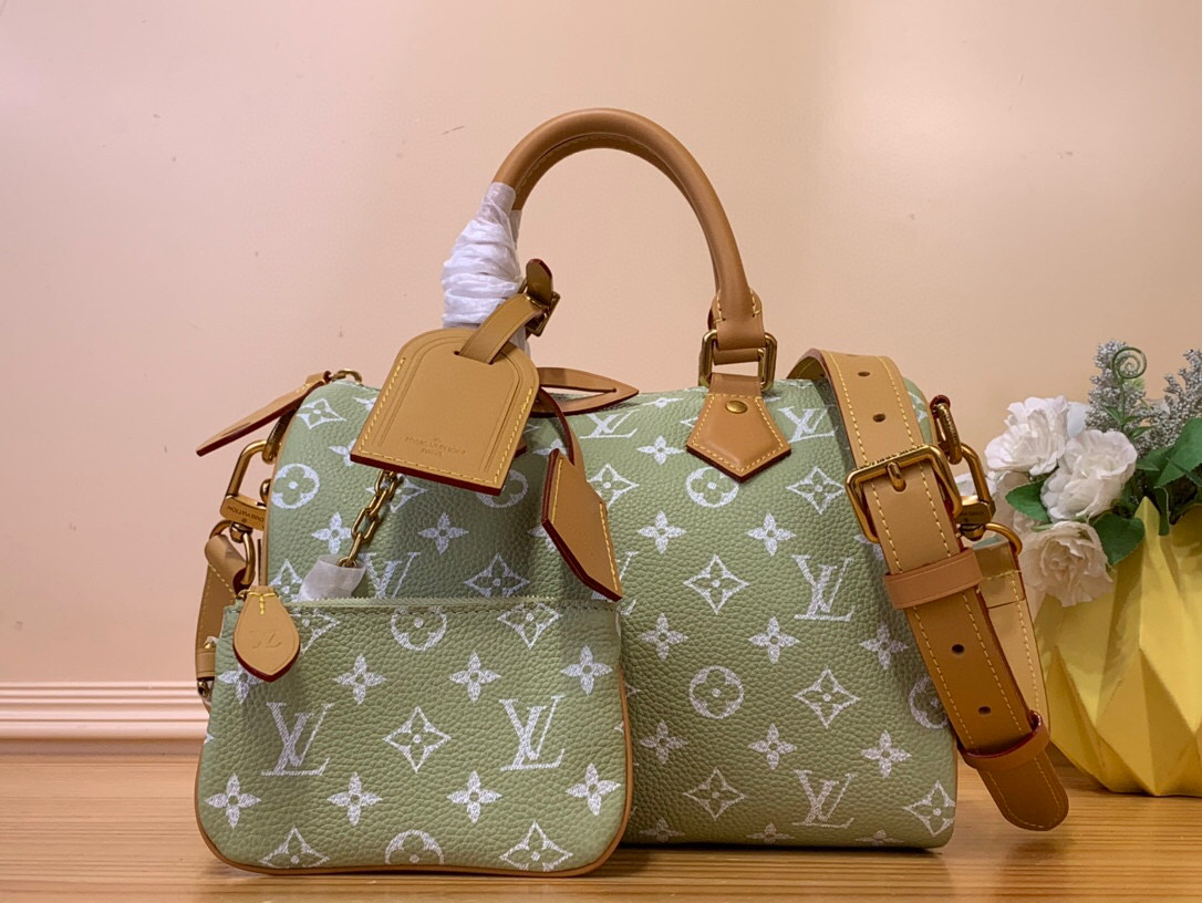 NO:551561,Top original order [SEEDY 9 BANDOULIRE25 handbag] M11561 lake blue m11562 purple m24443 brown m24426 yellow m24425 red m24424 blue m24423 green/light green This Seedy 9 Bandoulière25 Monogram leather handbag uses soft cow leather to convey a luxurious texture. Monogram  Monogram elements on printed faux canvas. Polished hardware, sheepskin lining and built-in signage highlight Creative Director harrell Williams' attention to detail. Dimensions 25 x 15 x 15 cm (length x height x width) 100121150,,cowhide,sheepskin19860909顶级原单【SEEDY 9 BANDOULIRE25 手袋】M11561 湖水蓝 m11562 紫色 m24443 棕色 m24426 黄色 m24425 红色 m24424 蓝色 m24423绿色 /淡绿色 本款 Seedy 9 Bandoulière25Monogram 皮革手袋以柔软牛皮革传递华贵质感.Monogram 印花临摹帆布上的Monogram 元素.抛光金属件、羊皮革内衬与内置标牌彰显创意总监harrell Williams 对考究细节的专注. 尺寸25 x 15 x15厘米(长度x高x宽) 100121150,,cowhide,sheepskin,Bag