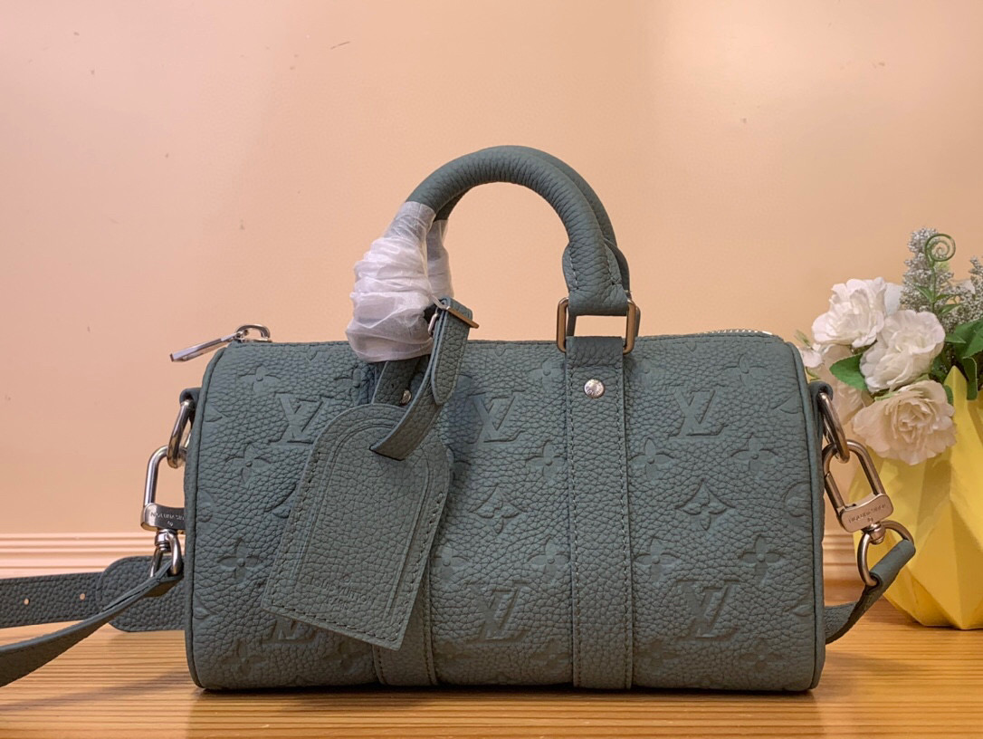 NO:621117,Top original item [Keeall Bandoulière 25] m13866 Grey-green Keeall Bandoulière 25 is made of grained Taurillon leather, embossed with a discreet Monogram Hx pattern. The exquisite color combination perfectly matches the aged silver hardware. Detachable shoulder strap, signed by Louis Vuitton, adjustable and comfortable. This bag is made of natural cotton. Dimensions 25 x 15 x 11 cm  6217065.,,louis vuitton19860909顶级原单【Keeall Bandoulière 25】 m13866 灰绿色 Keeall Bandoulière 25由粒面Taurillon皮革制成,压印有谨慎的Monogram Hx图案.精致的配色与陈旧的银色硬件完美搭配.可拆卸肩带,由路易威登签名,可调节舒适的肩带.这个包里是天然棉的. 尺寸25 x 15 x 11厘米 6217065.,,louis vuitton,Bag