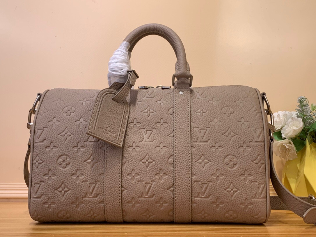 NO:620873,Top original order [KEEALL BANDOULIRE 35 handbag] m13865 gray apricot. This Keeall Bandoulière 35 medium handbag is made of Taurillon cow leather embossed with the Monogram Hx pattern. It continues the classic design of the Keeall series with side straps, rolled leather handles and removable leather nameplates. Use the detachable and adjustable shoulder strap to switch between hand and shoulder. Dimensions 21 x 16 x 34  cm 7518085,,cowhide19860909顶级原单【KEEALL BANDOULIRE 35 手袋】 m13865 灰杏色 本款 Keeall Bandoulière 35 中号手袋为 Taurillon 牛皮革压印 Monogram Hx图案,以侧带、辊压皮革手柄和可拆卸皮革名牌延续 Keeall 系列的经典设计.巧用可拆卸并调节的肩带,手提、肩背随心切换. 尺寸21 x 16 x 34 厘米 7518085,,cowhide,Bag