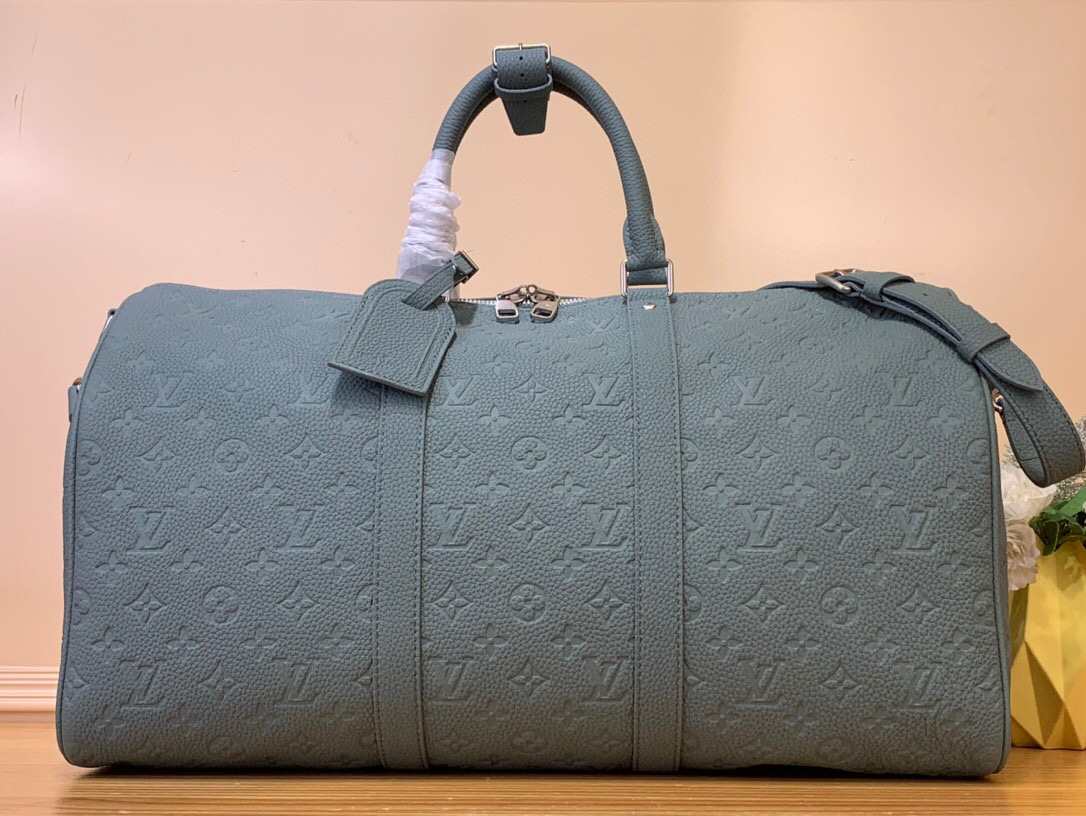 NO:621112,Top Original [Keeall Bandoulière 50] m13976 Gray Green The Keeall Bandoulière 50 bag is made from Taurillon Monogram Hx leather with a slightly rubbery gommato feel. Harrell Williams introduces a muted colorway inspired by the palette of Italian painter Giorgio Morandi, with aged silver hardware and cotton lining. Two rolled leather top handles and a removable and adjustable strap provide carrying options. Size 50 x  29 x 23 cm 115121250,19860909顶级原单【Keeall Bandoulière 50】 m13976 灰绿色 Keeall Bandoulière 50包由Taurillon Monogram Hx皮革制成,具有略带橡胶的gommato感觉.harrell Williams引入了一种受意大利画家Giorgio Morandi调色板启发的柔和配色,搭配老化的银色五金和棉质衬里.两个卷皮顶部手柄和可拆卸和可调节的带子提供了携带选项. 尺寸50 x 29 x 23厘米 115121250,,Bag