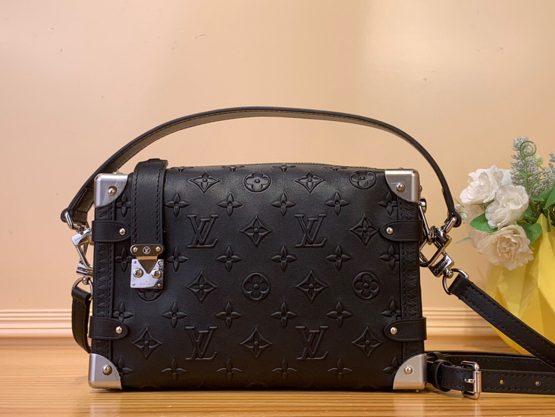 NO:551234,Top original order [SIDE TRUNK medium handbag] M14572 Black This Side Trunk Ys medium handbag comes from the Monogram Bold series, showing artistic director Nicolas Ghesquière's creative interpretation of Louis Vuitton's classic luggage. The smooth cowhide body is embossed with the Monogram pattern, and the metal corners and S-lock buckle highlight the iconic brushstrokes. The detachable long shoulder strap allows for flexible carrying. Size 16 x 8.5 x  23.5 cm 8619096,,louis vuitton,cowhide19860909顶级原单【SIDE TRUNK 中号手袋】 M14572 黑色 本款 Side Trunk Ys中号手袋出自 Monogram Bold 系列,展现艺术总监 Nicolas Ghesquière 对路易威登经典行李箱的创意诠释.光滑牛皮革包身压印 Monogram 图案,金属包角和 S-lock 锁扣彰显标志性笔触,可拆卸长肩带实现灵活背携. 尺寸16 x 8.5 x 23.5 厘米 8619096,,louis vuitton,cowhide,Bag